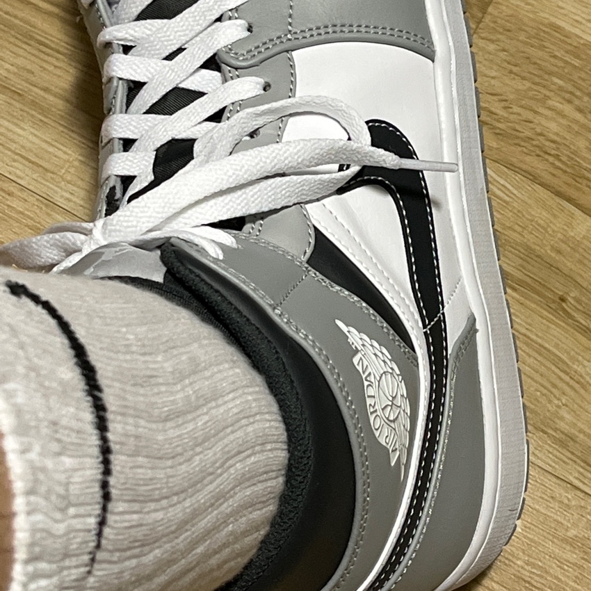 Jordan 1 Mid Light Smoke Grey Anthracite 착용 스타일 - 1