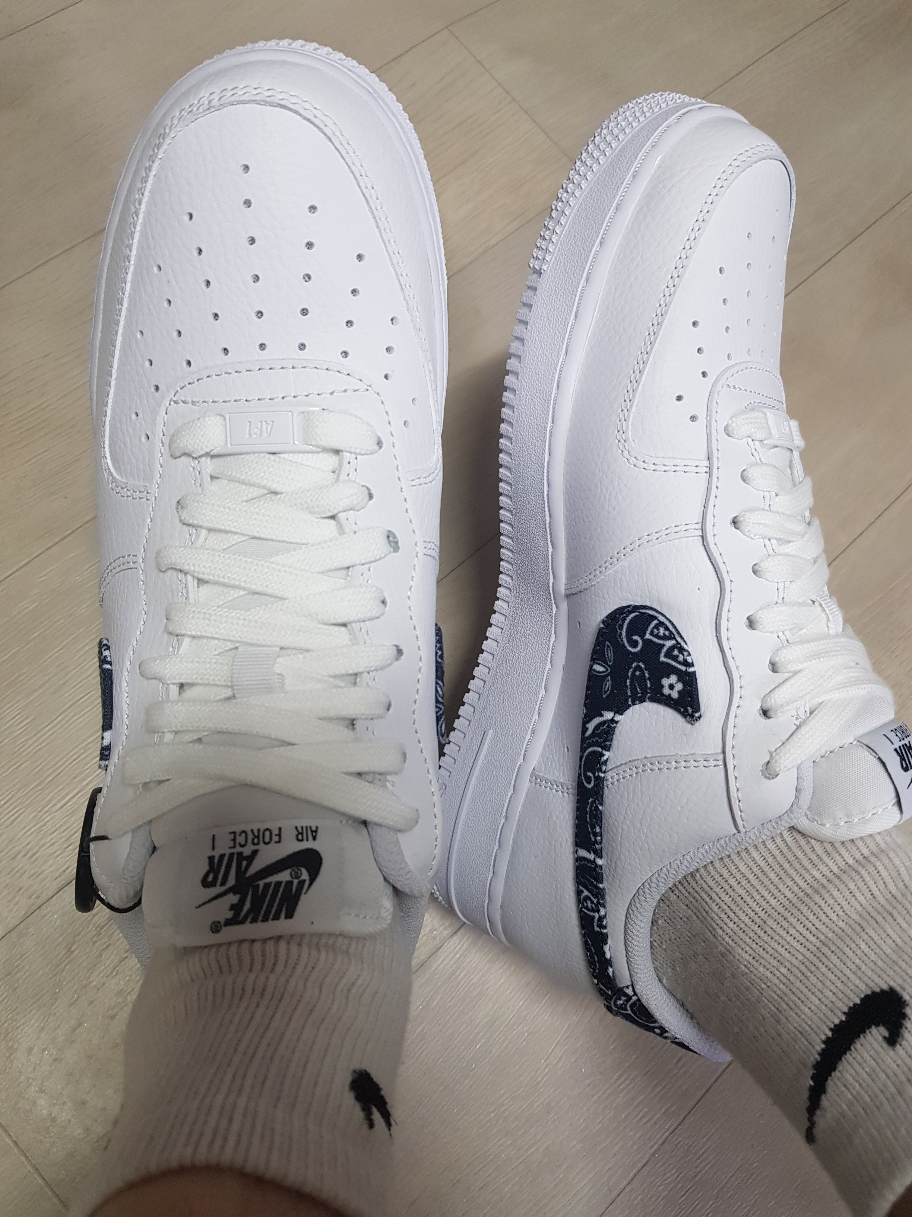 (W) Nike Air Force 1 '07 Essential Paisley Swoosh White Black 착용 스타일