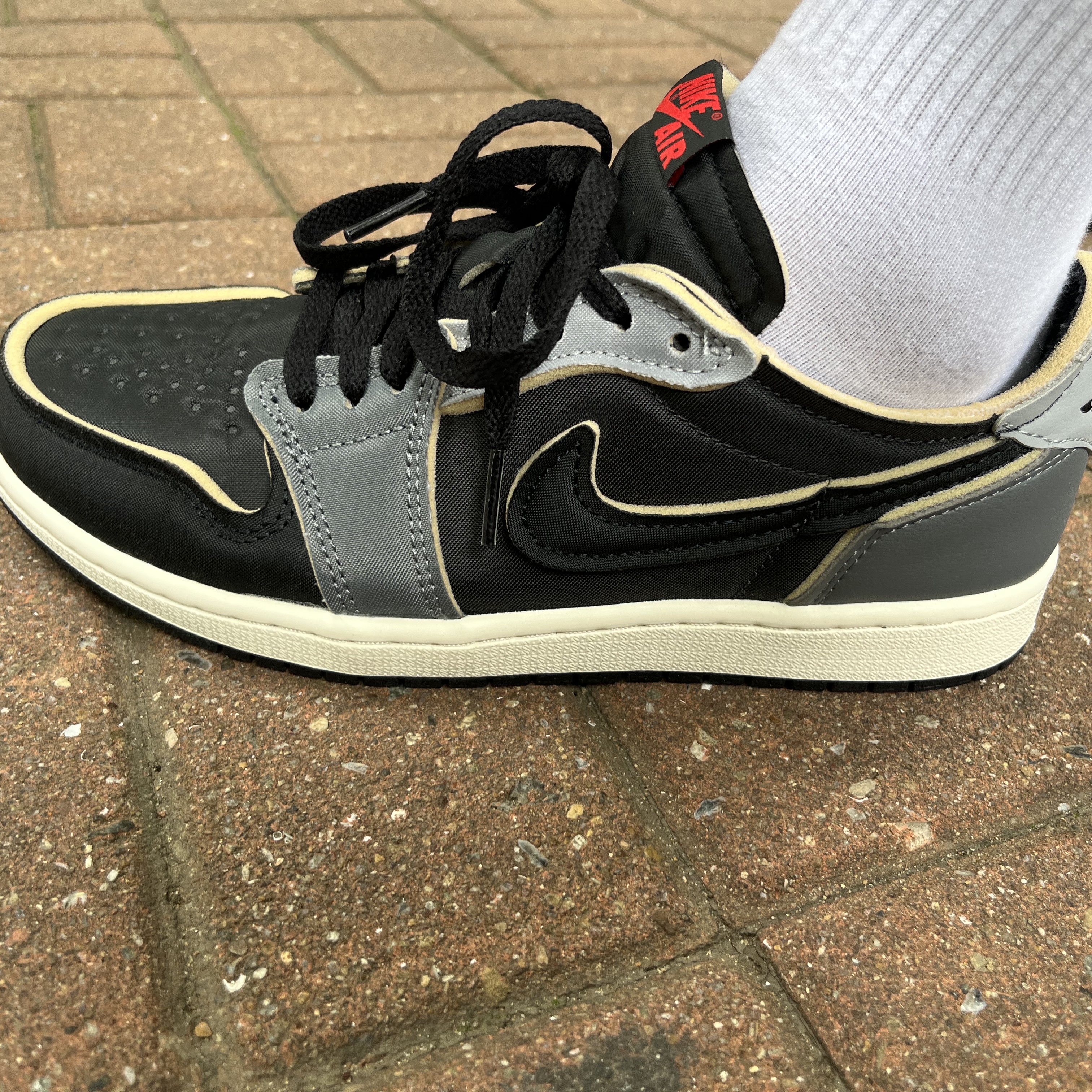 Jordan 1 Retro Low OG EX Black and Smoke Grey 착용 스타일 - 1
