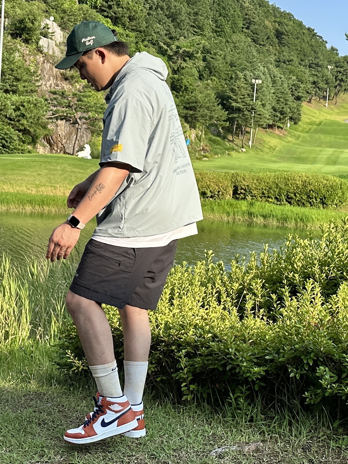 Jordan 1 x Eastside Golf High Golf Burnt Sunrise White, Nike Everyday Plus Cushioned Tie-Dye Crew Socks Multicolor (2 Pack/Korean Ver.) 착용 스타일