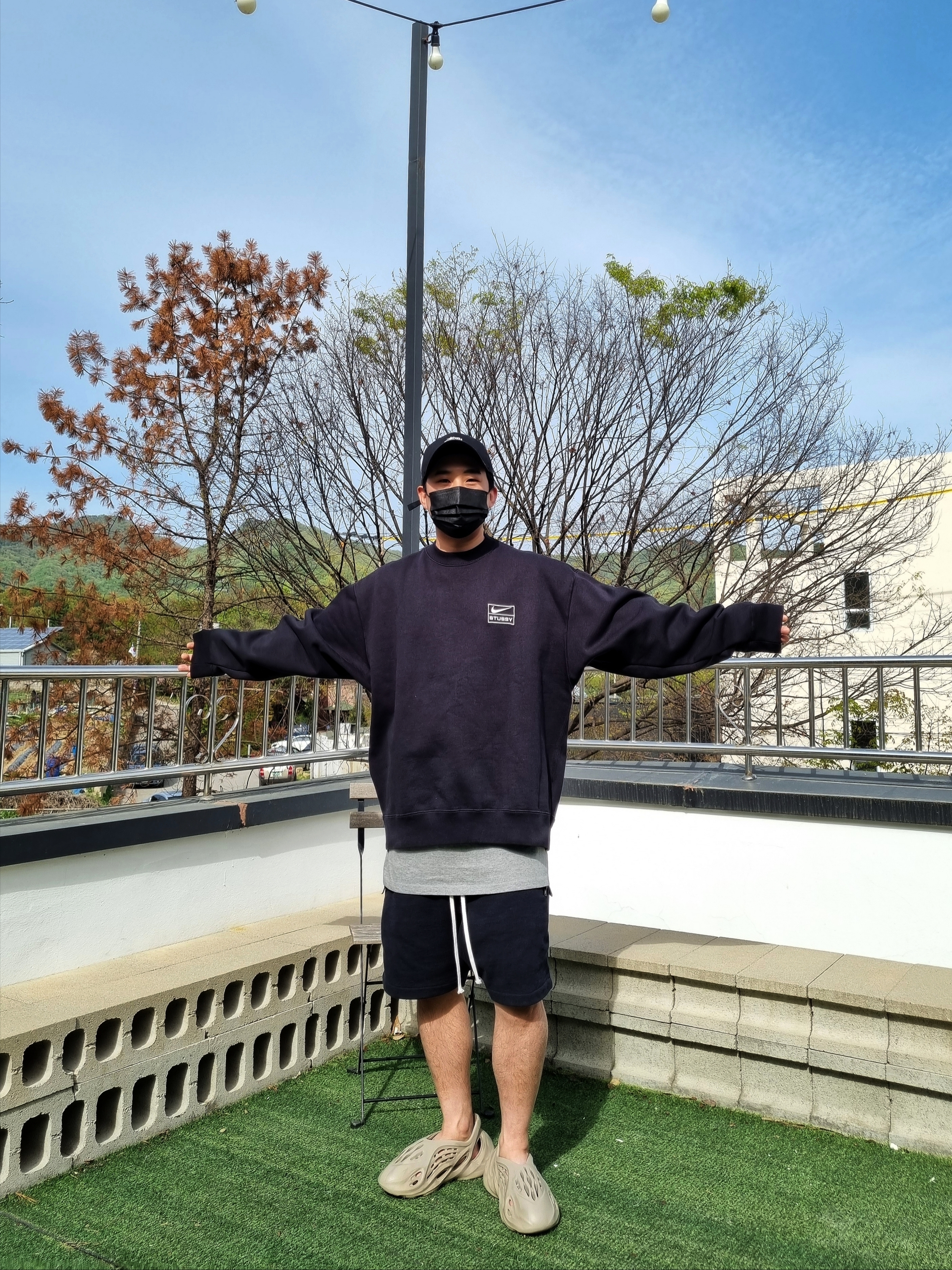 Nike x Stussy NRG Washed Fleece Crewneck Black (DO5310-010), Adidas Yeezy Foam RNNR Stone Sage 착용 스타일