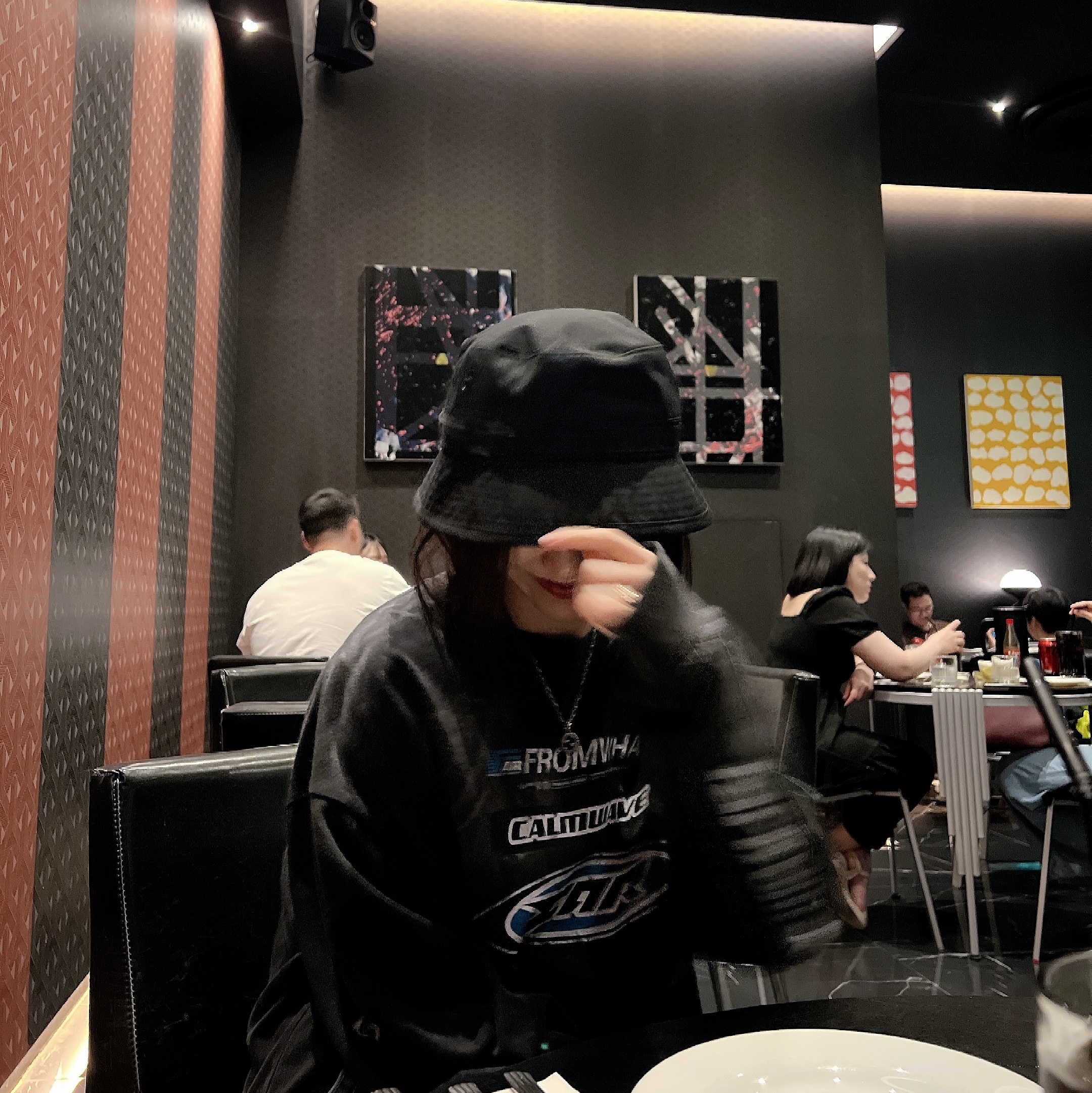 Farfromwhat Far Washed Logo Long Sleeve T-Shirt Black, Prada Re-Nylon and Leather Shoulder Strap Backpack Black 착용 스타일 - 2