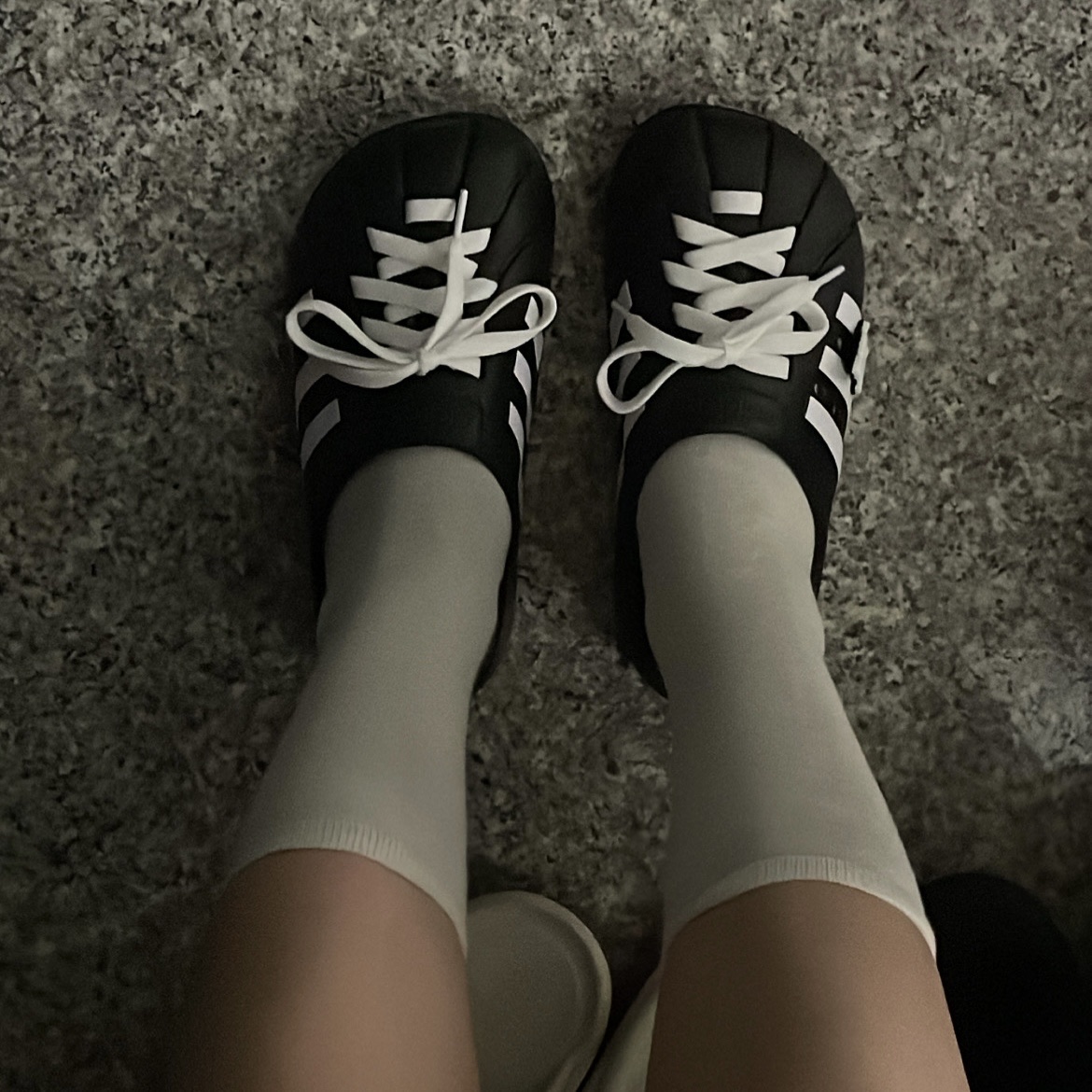 Adidas Adilette Clog Black White 착용 스타일