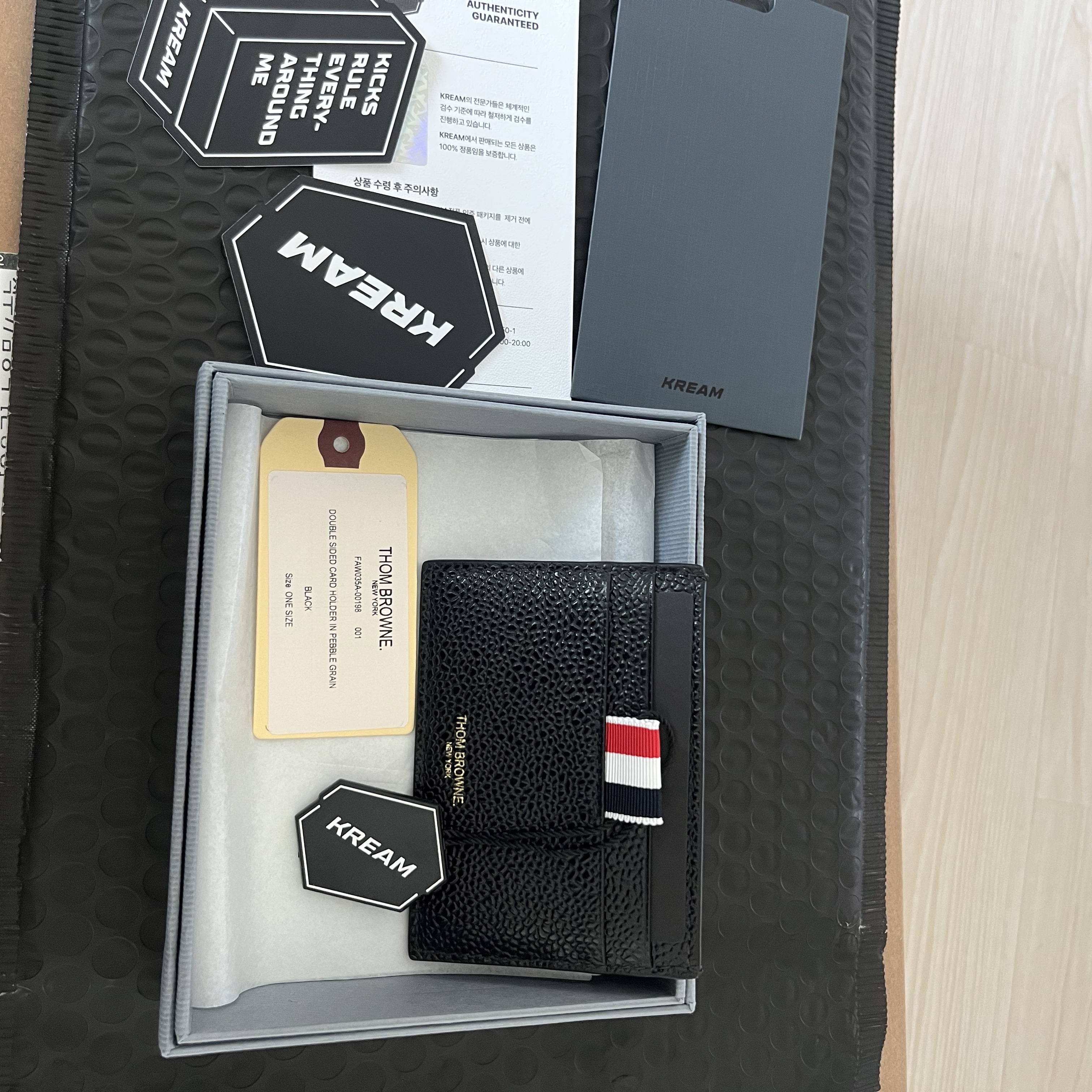 Thom Browne Pebble Grain Leather Stripe Note Compartment Card Holder Black 착용 스타일