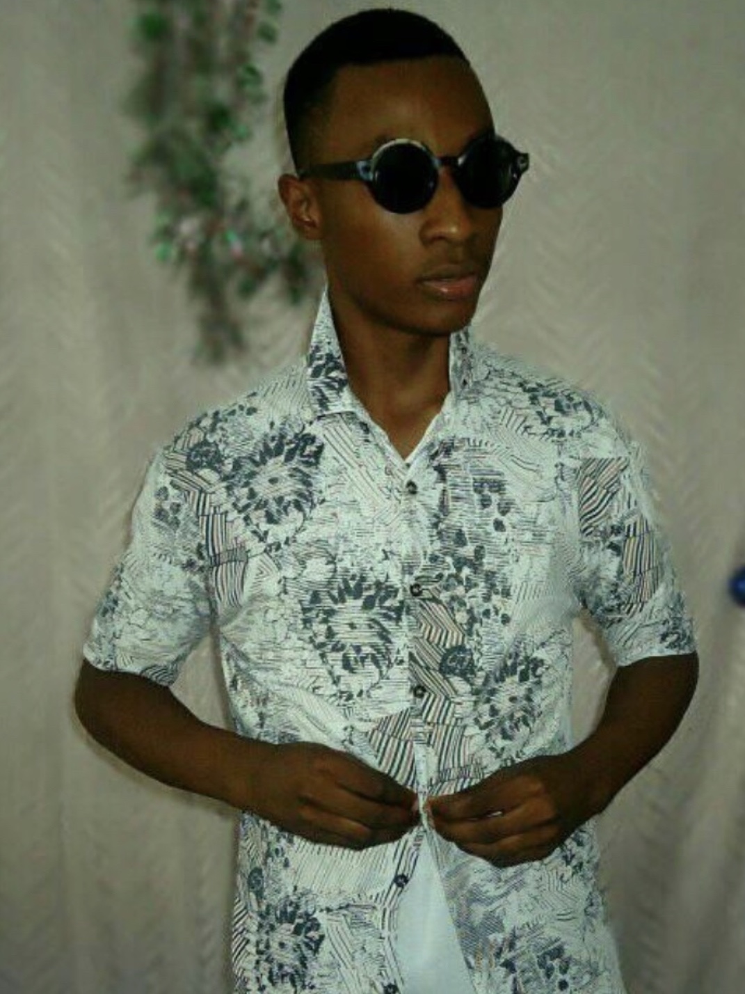 Human Made Graphic T-Shirt #05 White, Louis Vuitton x YK 1.1 Millionaire Painted Dots Sunglasses Black Grey 착용 스타일