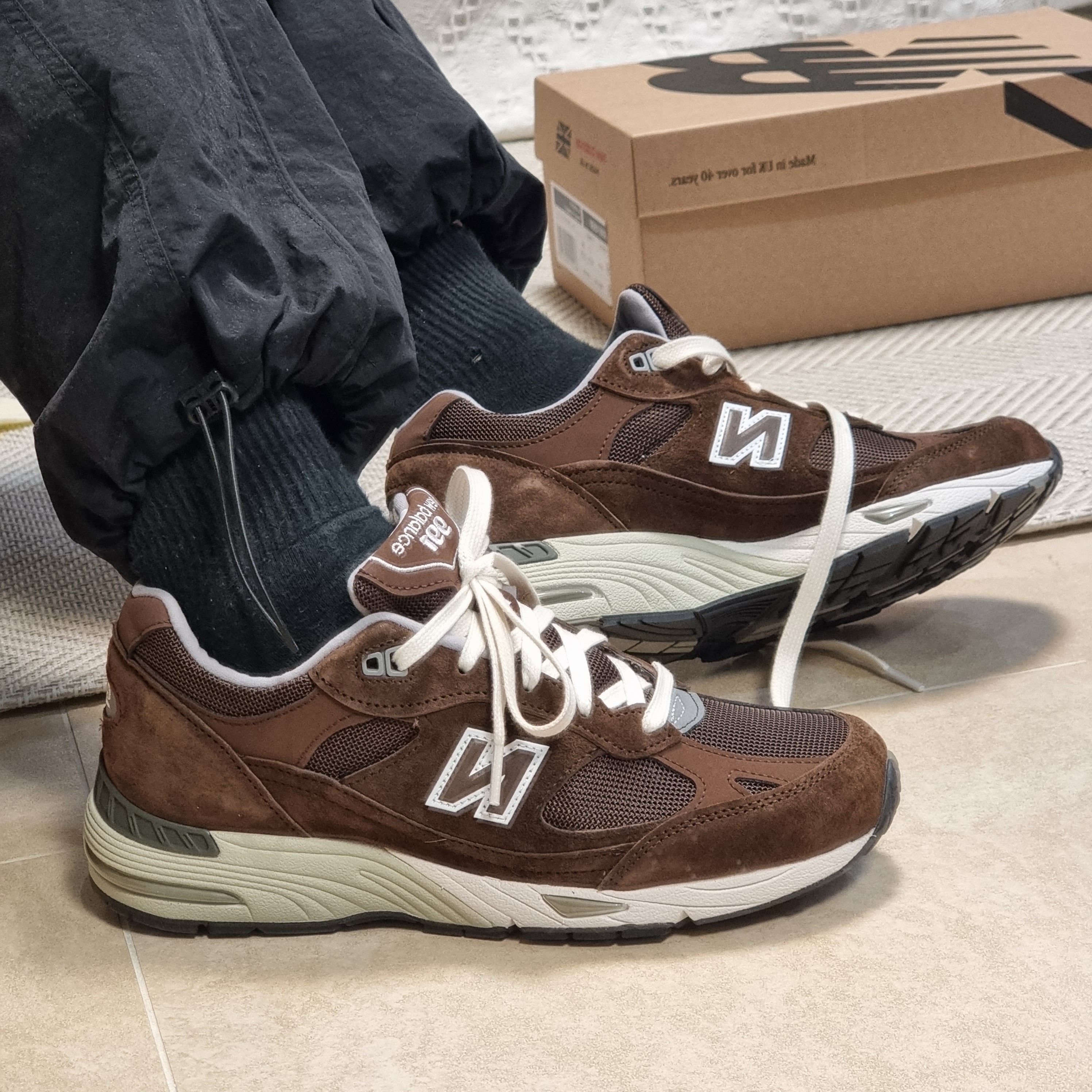 (W) New Balance 991 Made in UK Mocha Brown 착용 스타일 - 1