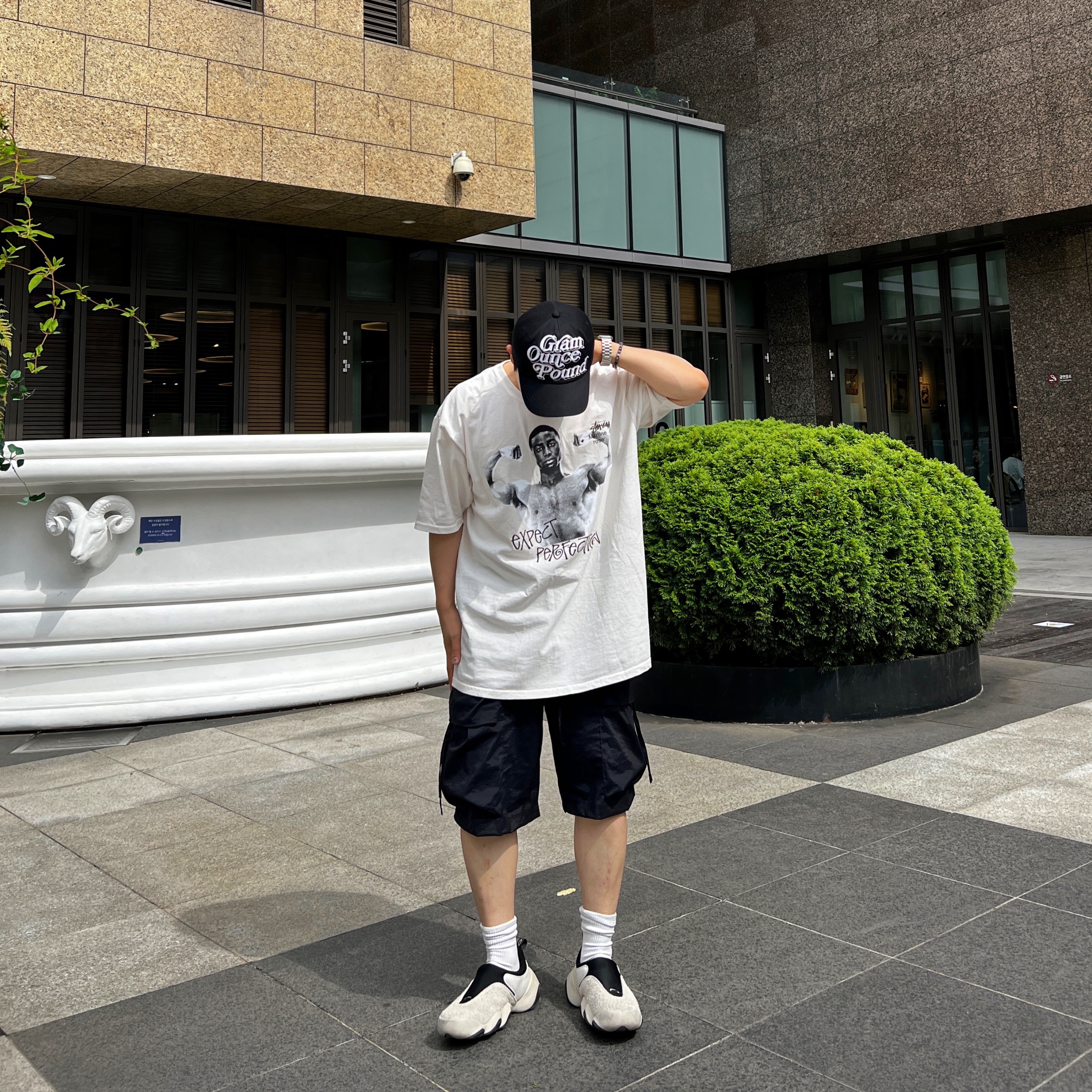 Stussy x Martine Rose Stand Firm Pigment Dyed T-Shirt Natural, Oakley Factory Team x Brain Dead Flesh Milk Black 착용 스타일 - 1
