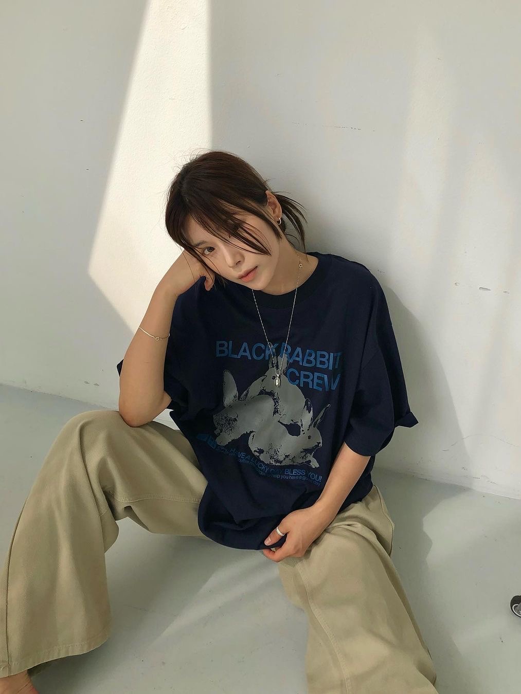 Millo Archive Rabbit Crew T-Shirt Navy 착용 스타일 - 1