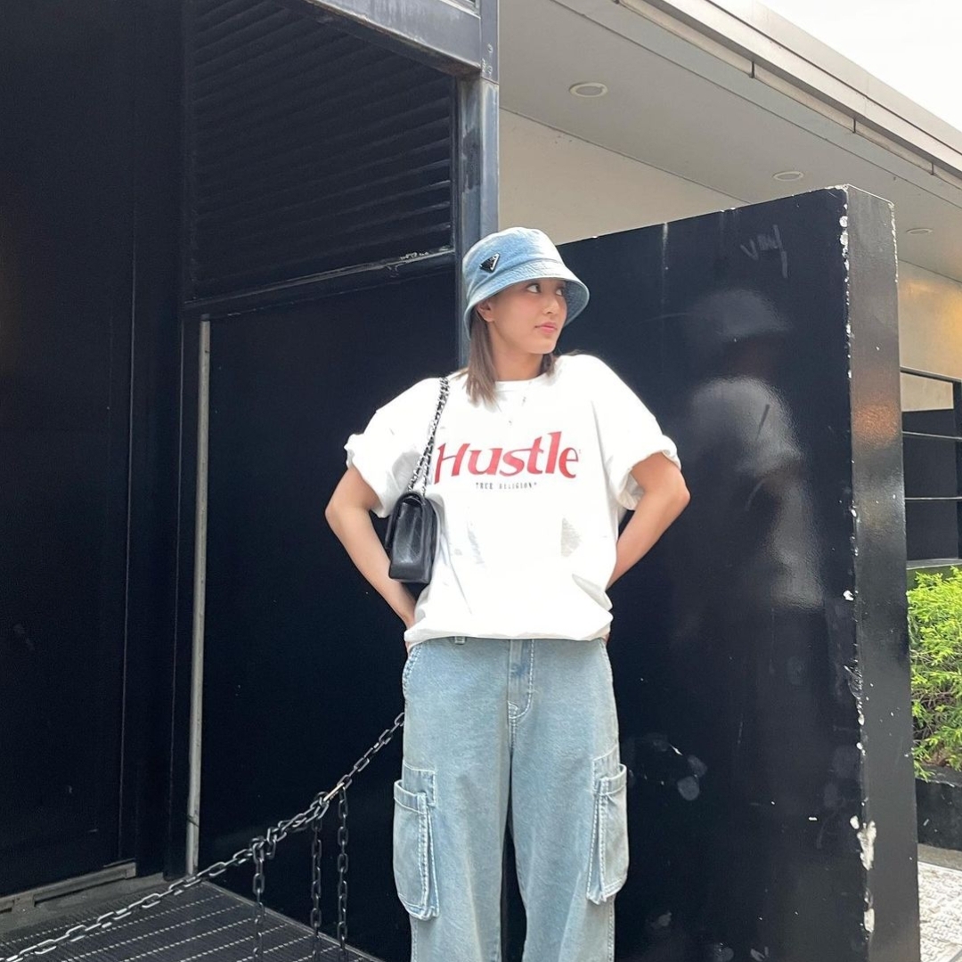 True Religion Hustle T-Shirt White, (W) Prada Denim Bucket Hat Light Blue 착용 스타일