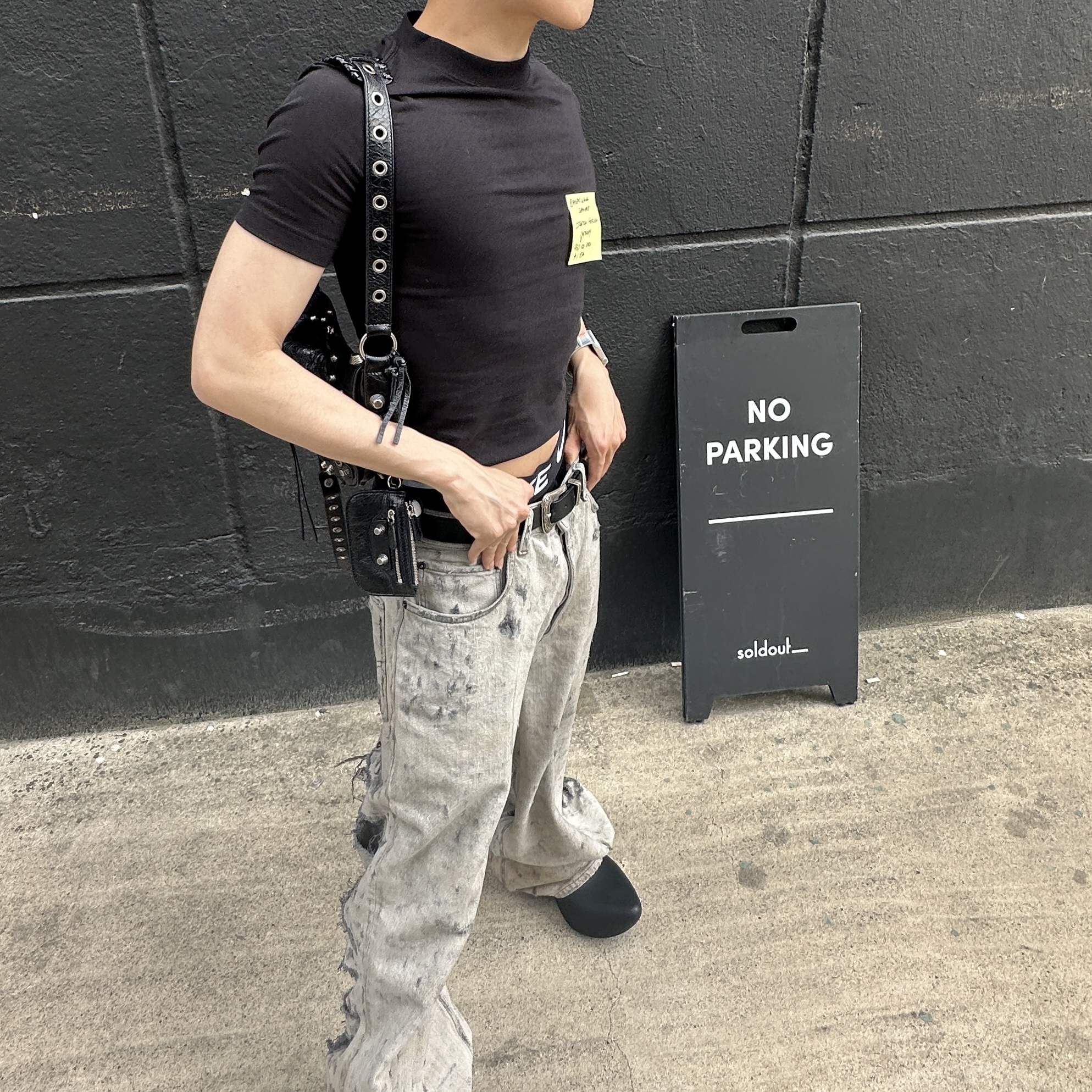 Balenciaga Sticky Note T-Shirt Oversized Black Faded, Balenciaga Super Destroyed Japanese Denim Baggy Pants Black 착용 스타일 - 3