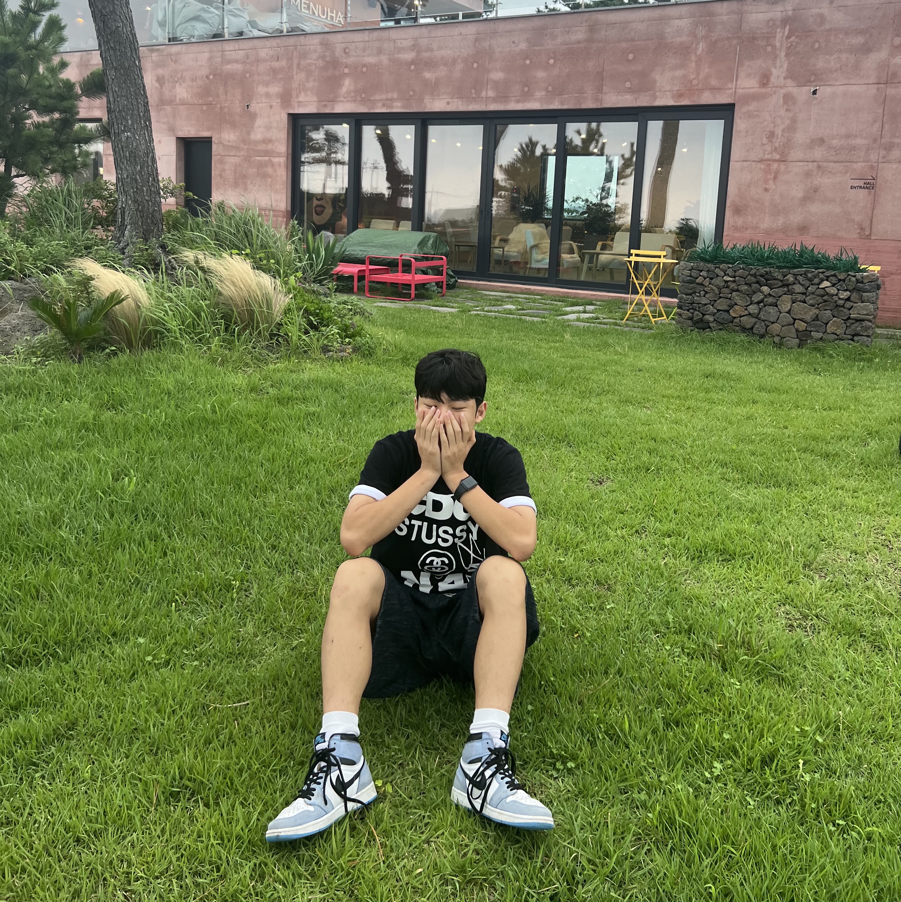 CDG x Stussy T-Shirt Black, Jordan 1 Retro High OG University Blue 착용 스타일 - 1