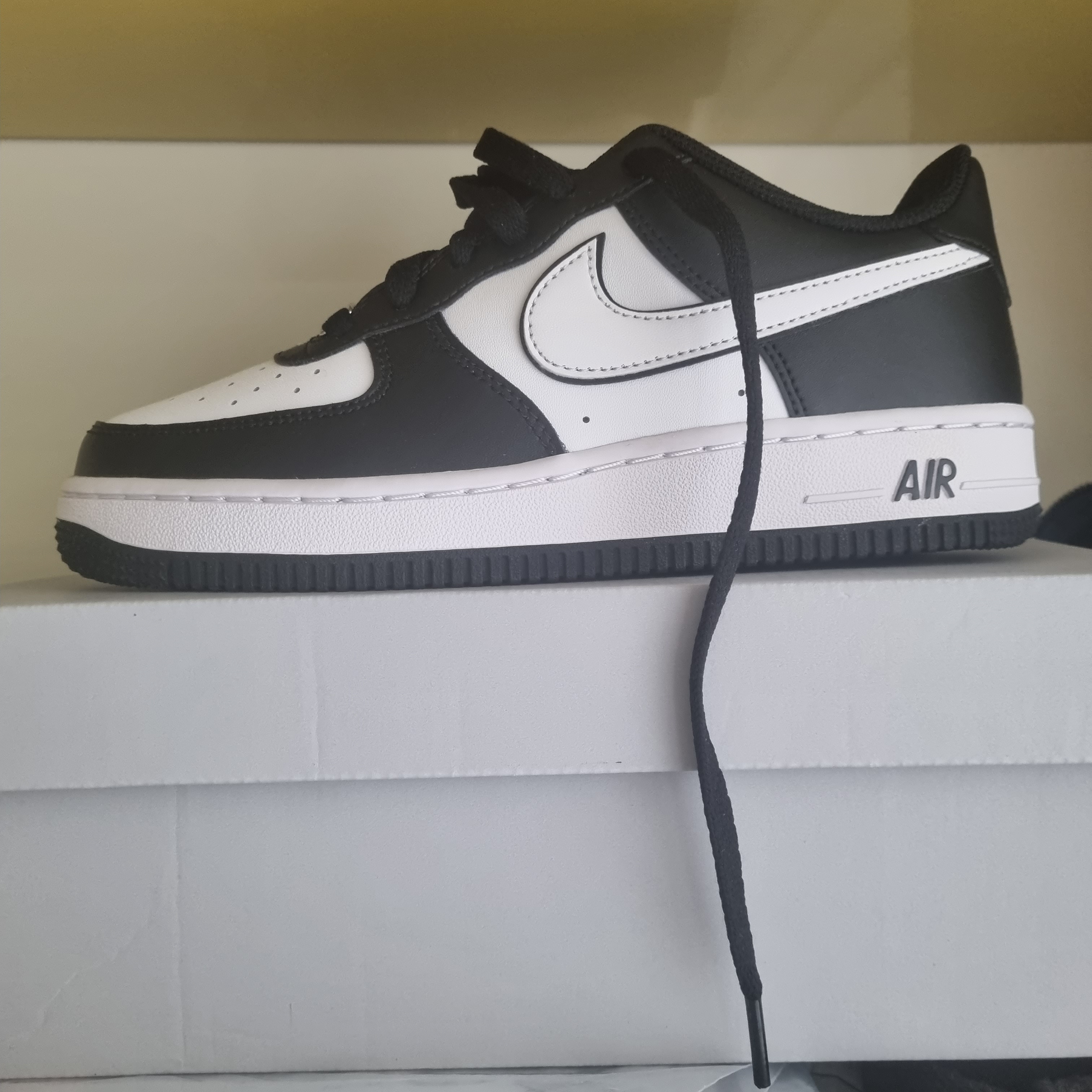 (GS) Nike Air Force 1 LV8 2 Black White 착용 스타일