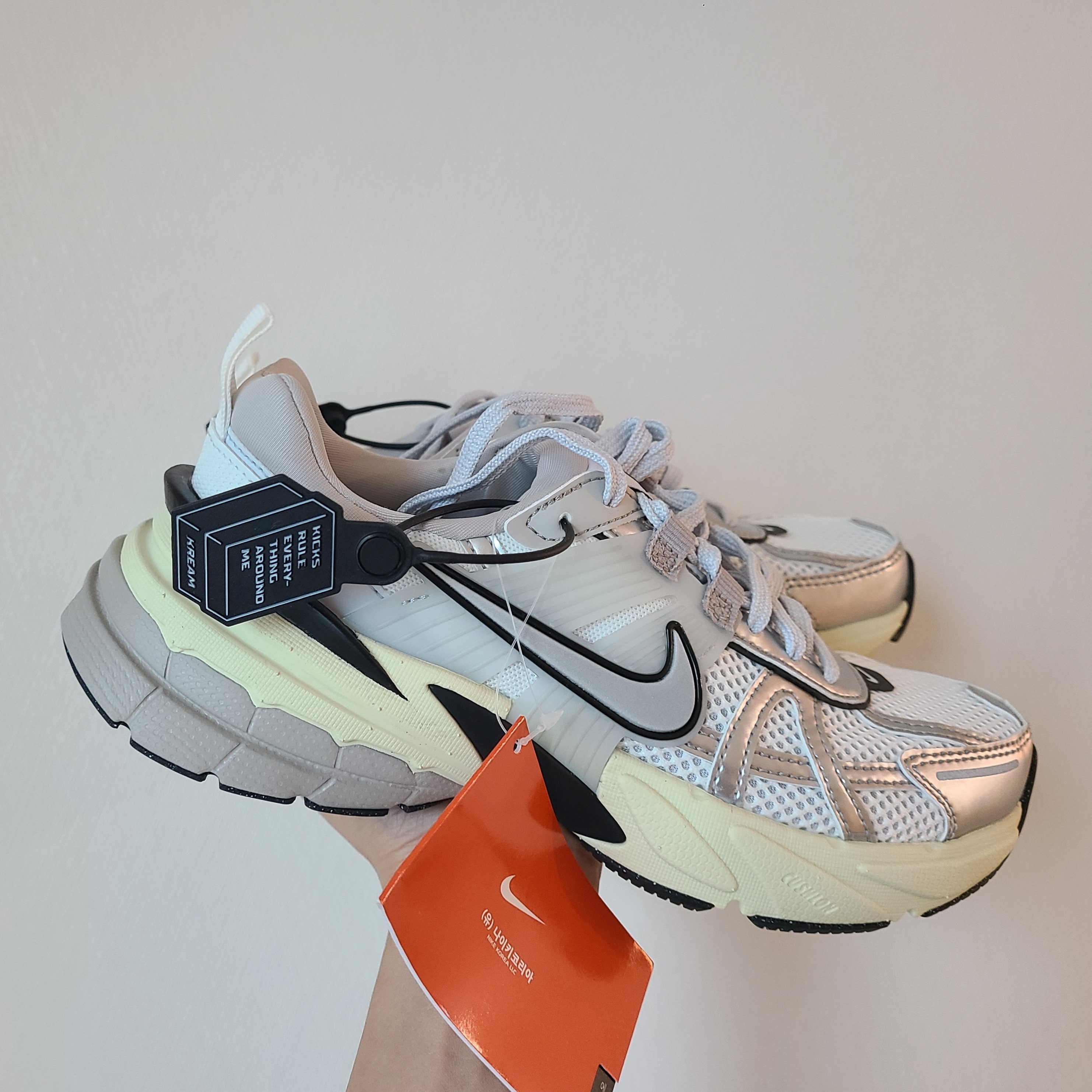 Nike V2K Run Summit White Metallic Silver 착용 스타일 - 1