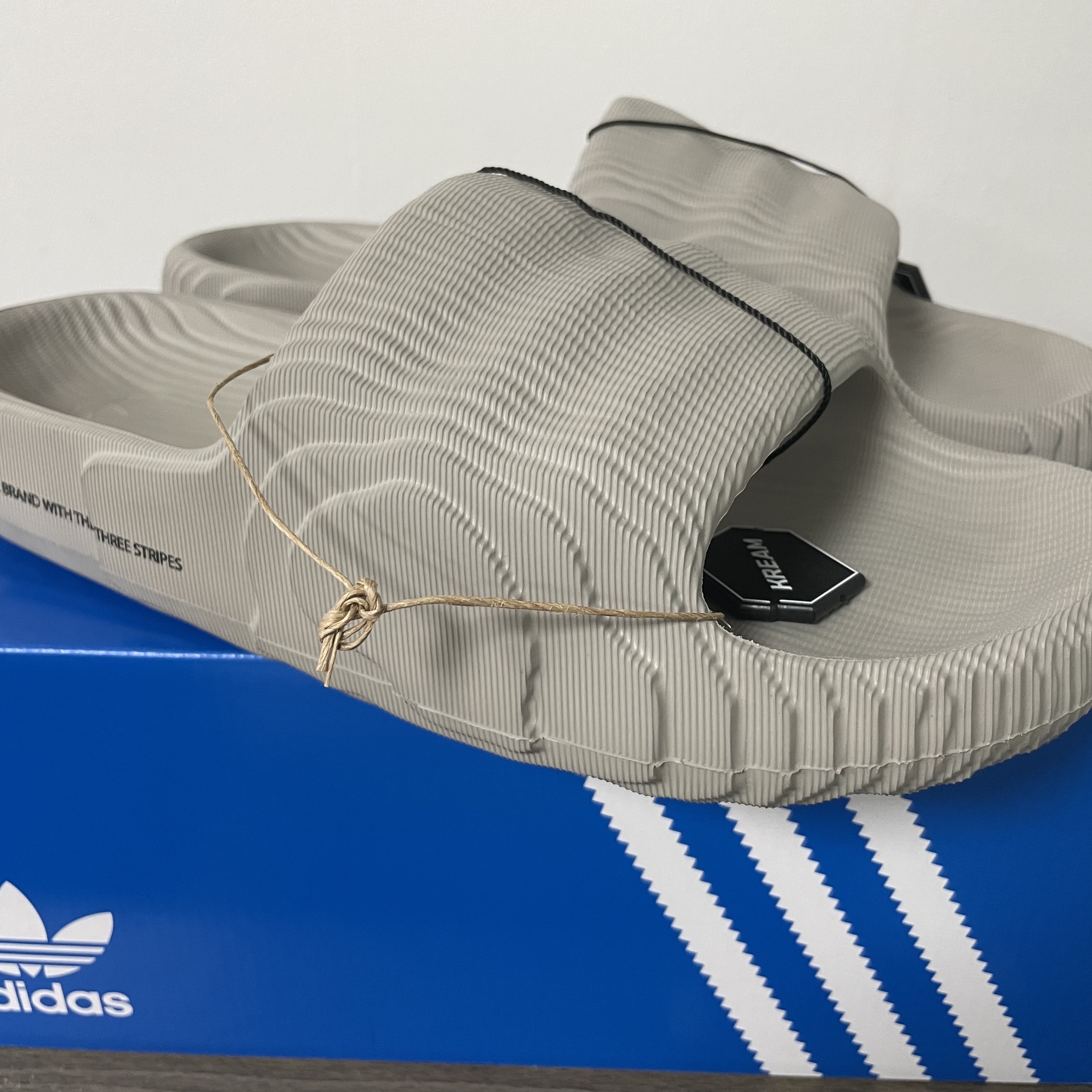 Adidas Adilette 22 Light Brown 착용 스타일