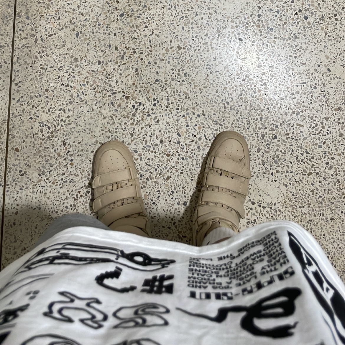 Nike x Billie Eilish Air Force 1 High '07 SP Mushroom, Stussy Sara T-Shirt White 착용 스타일