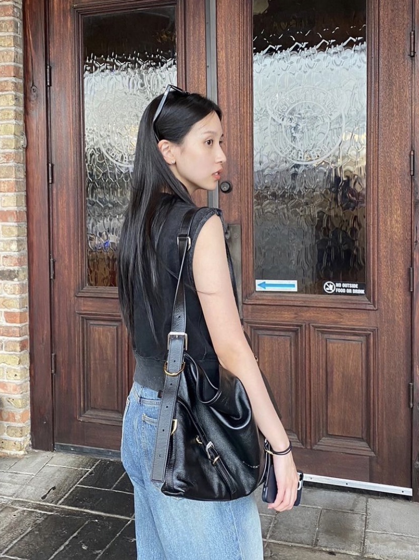Givenchy Medium Voyou Bag in Leather Black 착용 스타일 - 1