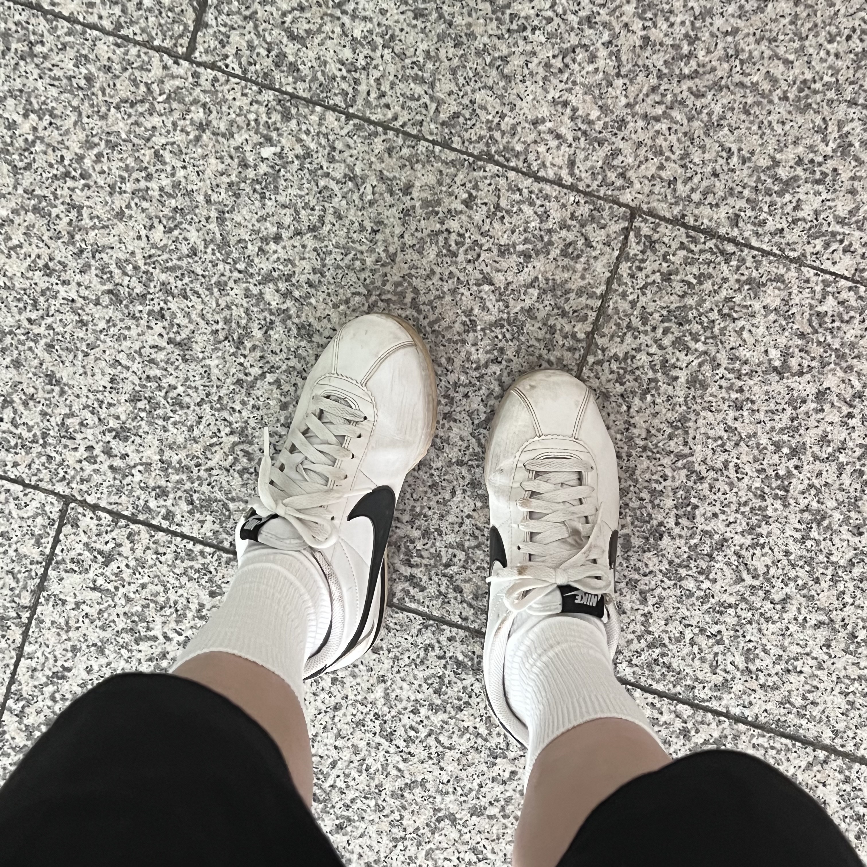 (W) Nike Classic Cortez Leather White Black 착용 스타일