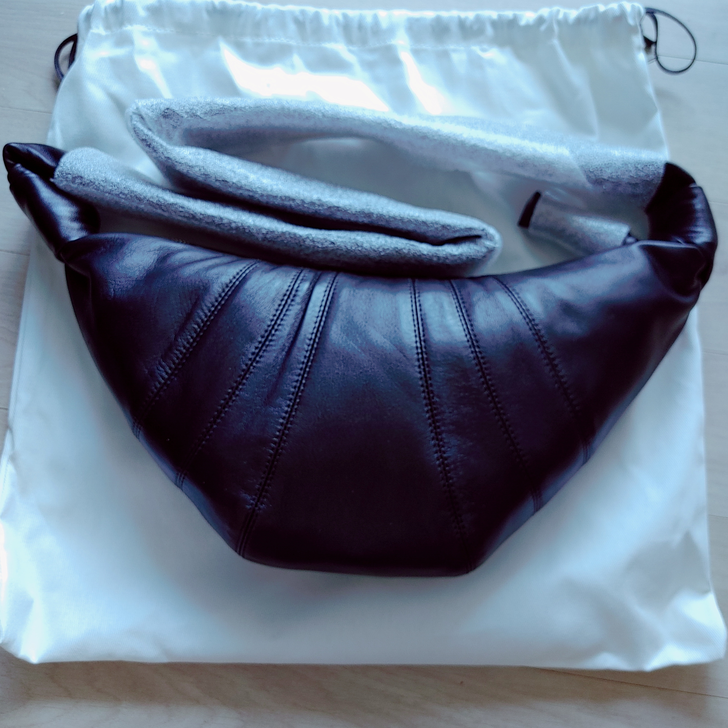 Lemaire Small Croissant Bag Soft Nappa Leather Black 착용 스타일 - 1