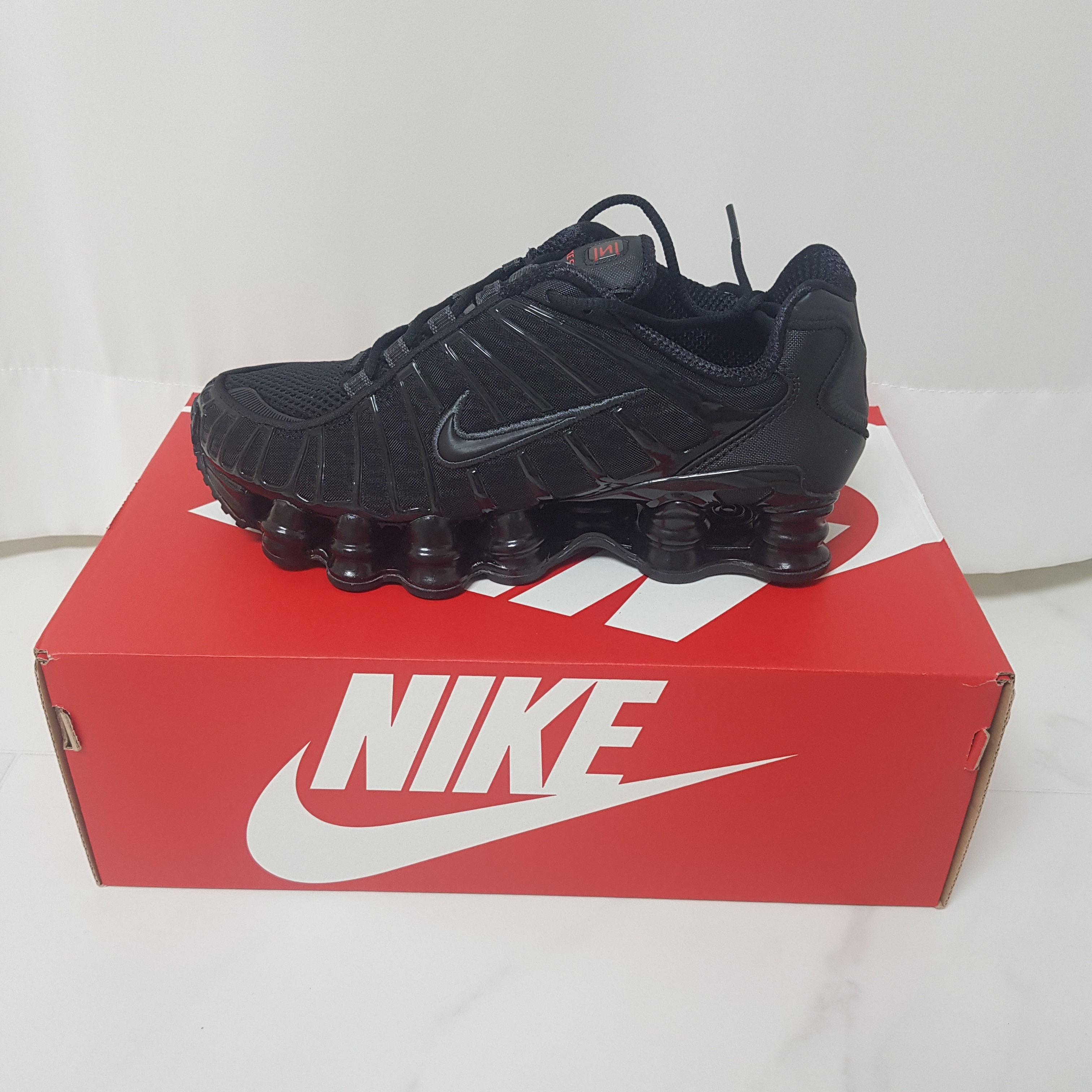 (W) Nike Shox TL Black and Max Orange 착용 스타일 - 1
