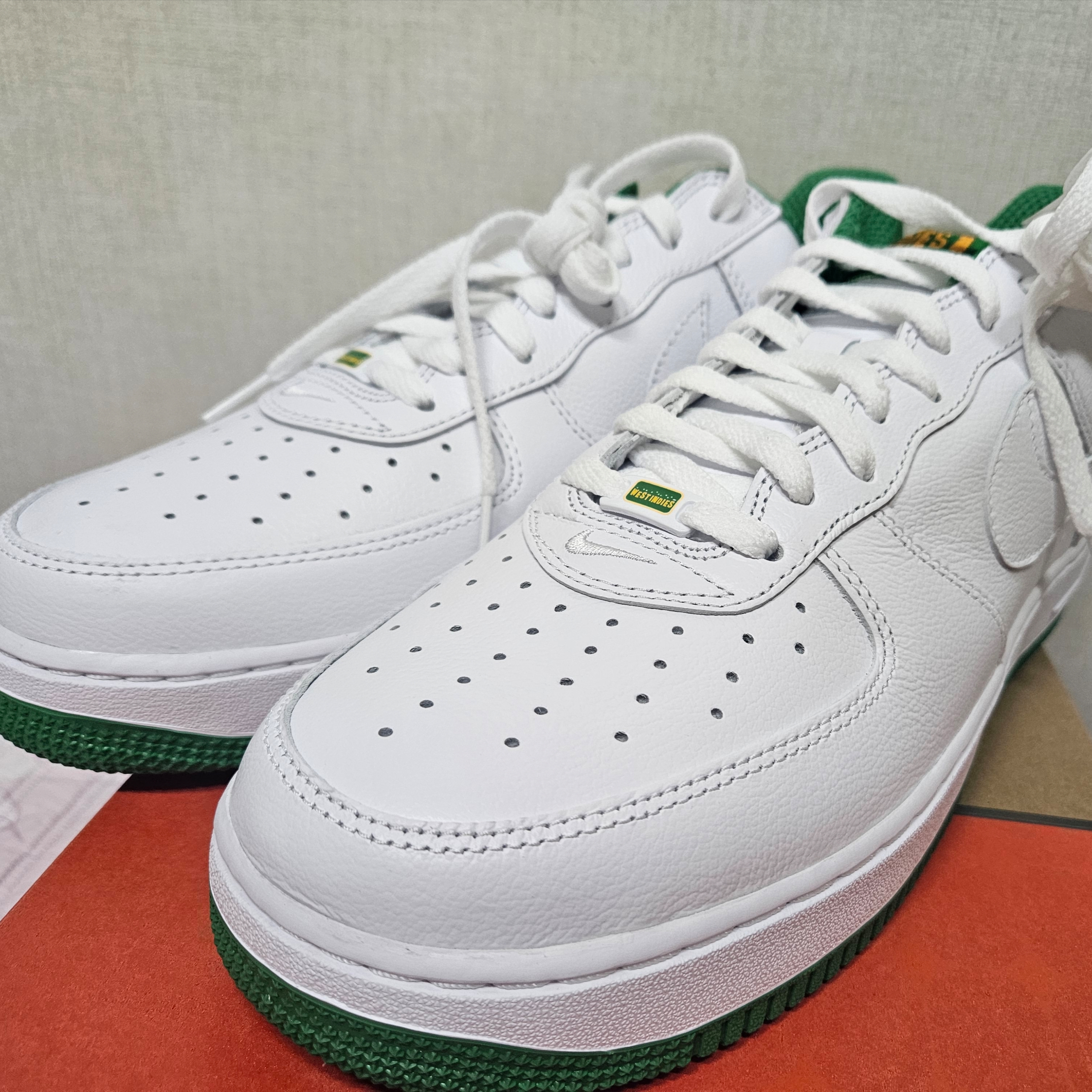 Nike Air Force 1 Low Retro QS West Indies Classic Green 착용 스타일 - 2