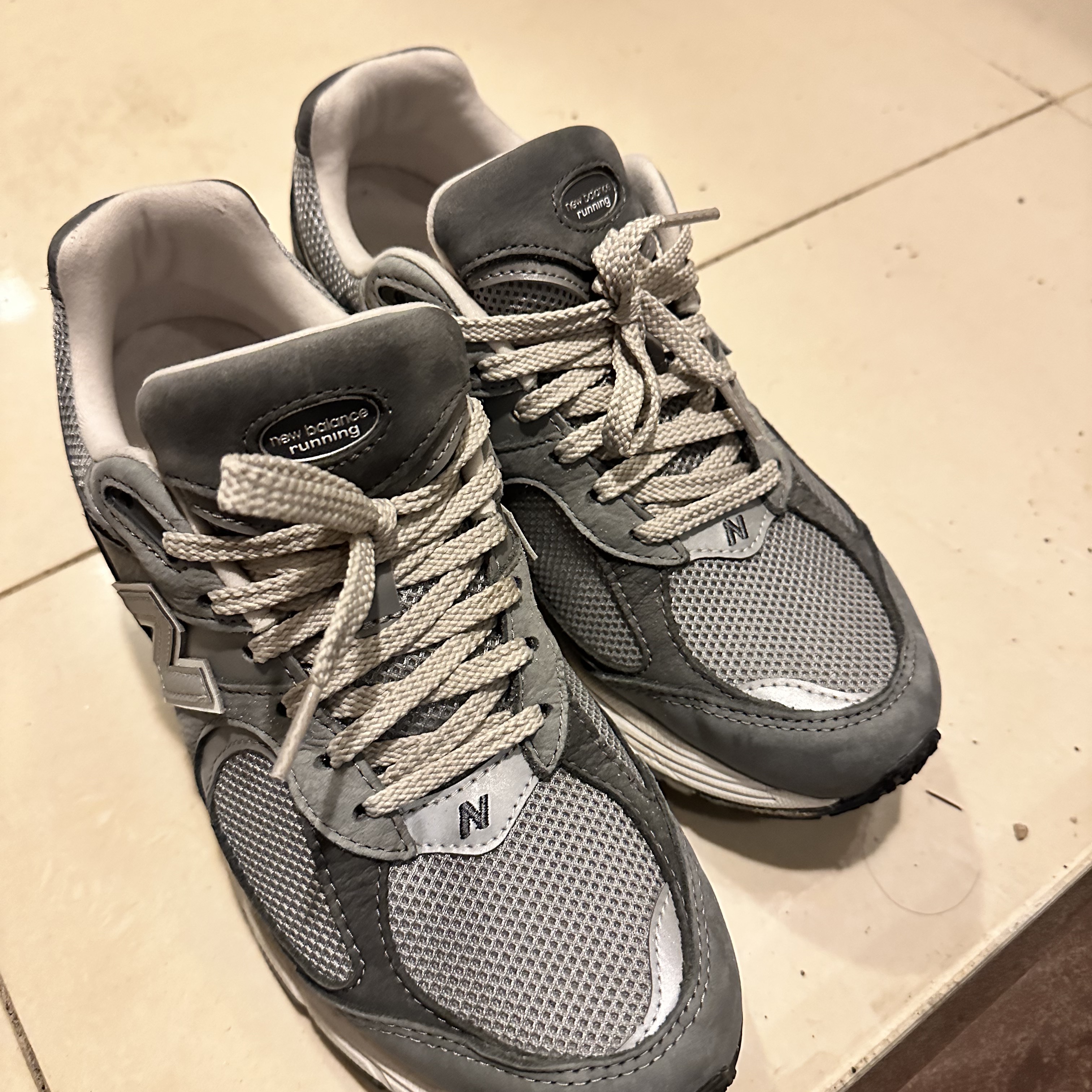 New Balance 2002R Premium Vintage Grey 착용 스타일