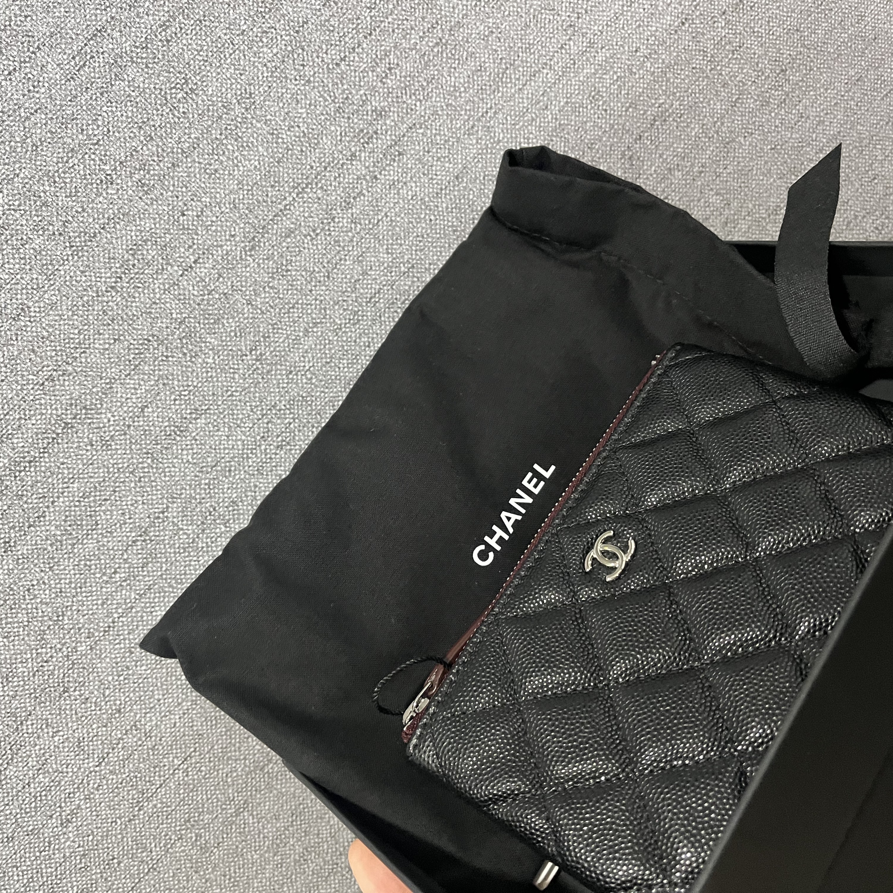 Chanel Classic Mini Pouch Grained Calfskin & Silver Black 착용 스타일