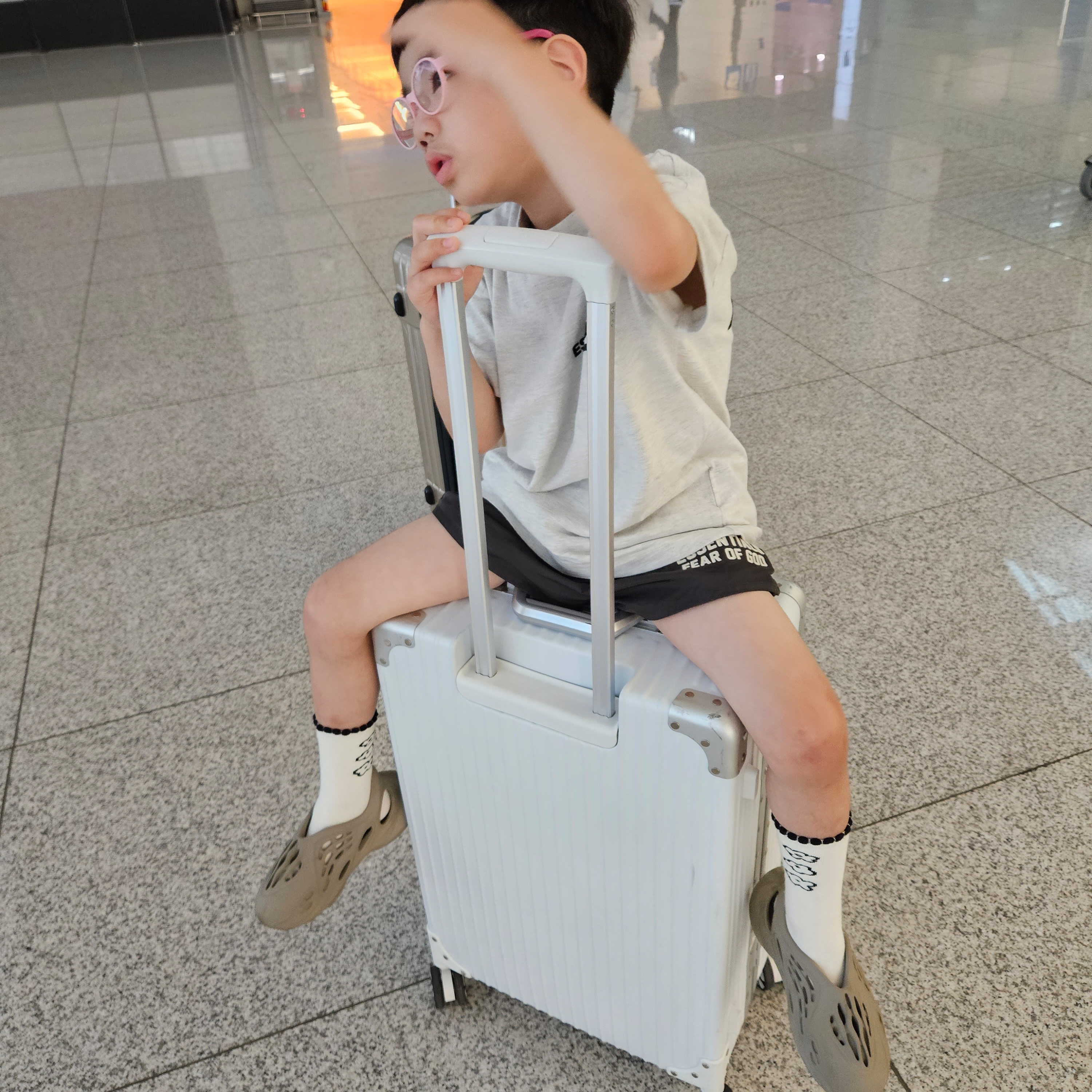 (Kids) Adidas Yeezy Foam RNNR Stone Sage 착용 스타일 - 3