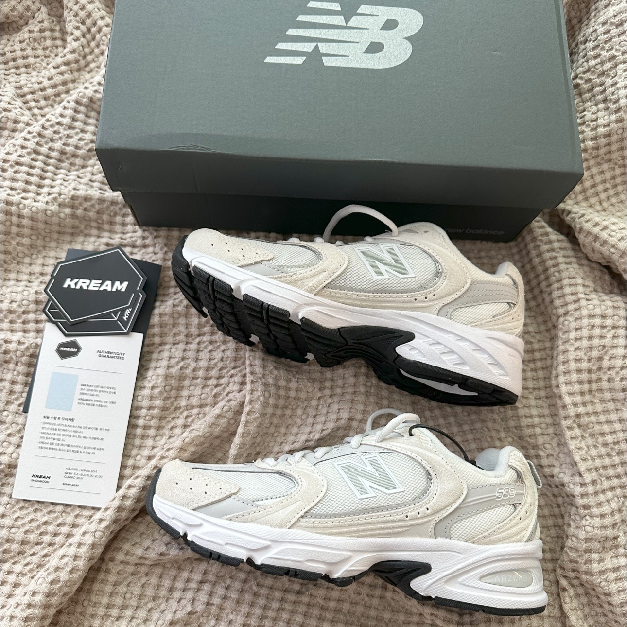 New Balance 530 White Grey 착용 스타일 - 2