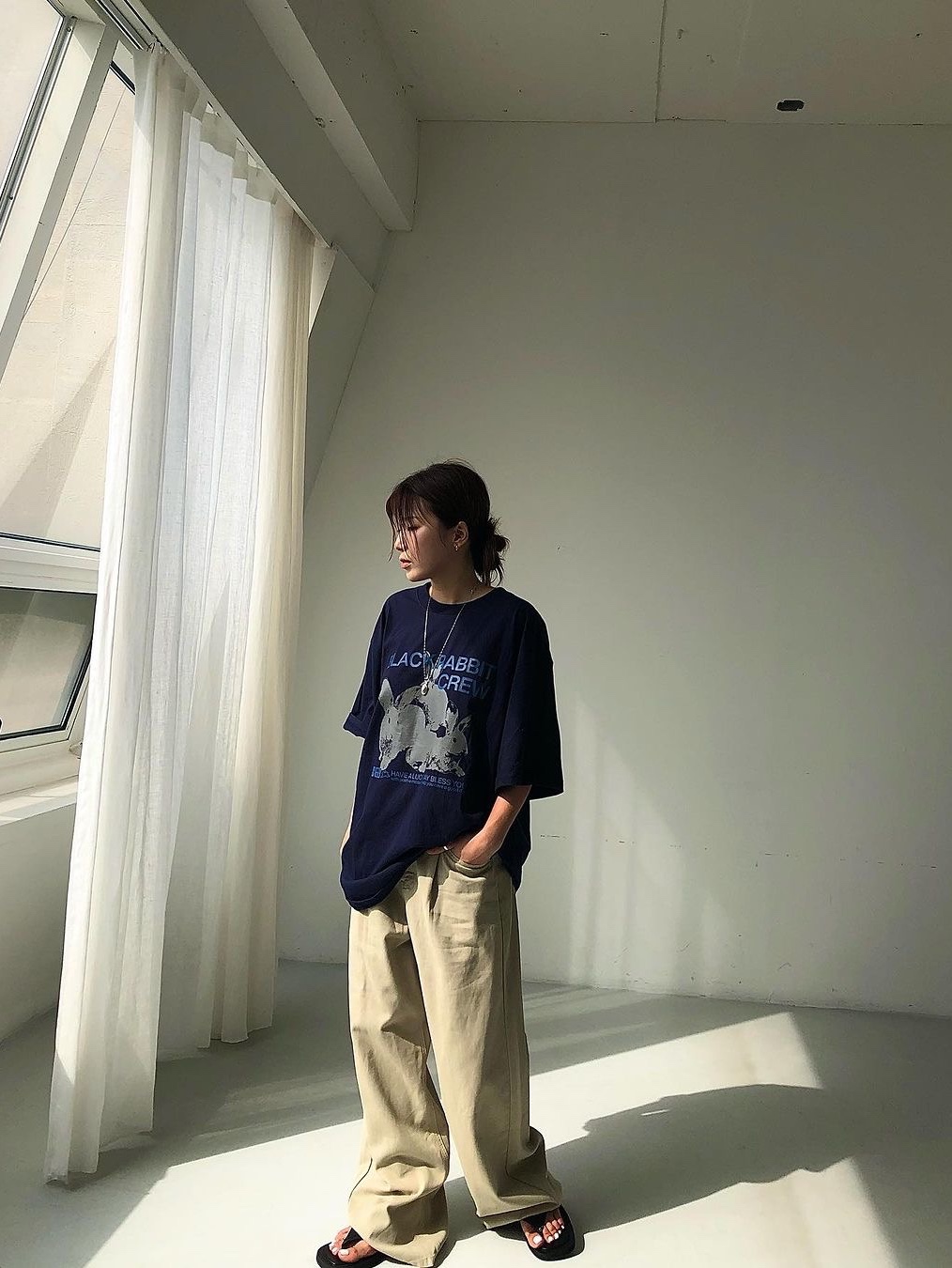Millo Archive Rabbit Crew T-Shirt Navy 착용 스타일 - 2