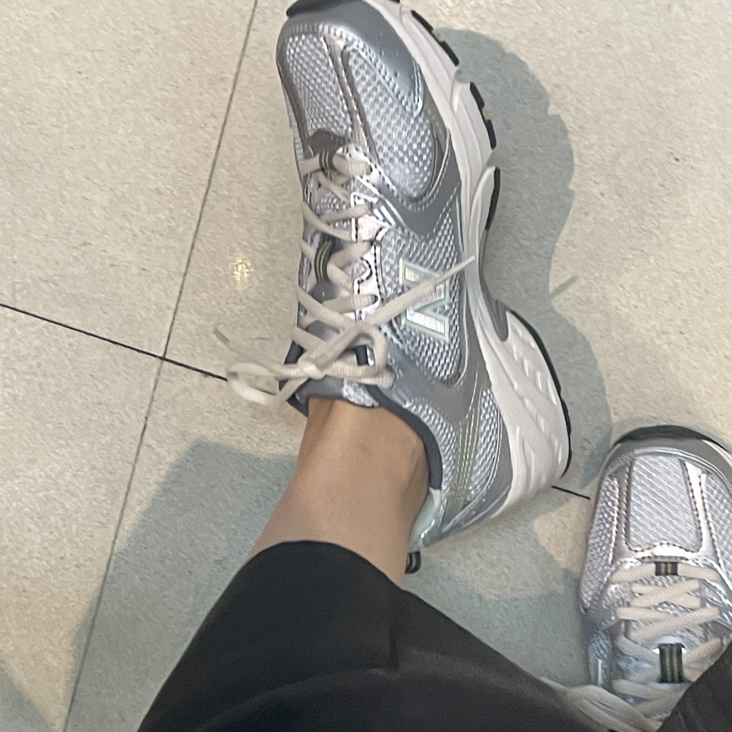 New Balance 530 Earth 착용 스타일 - 2