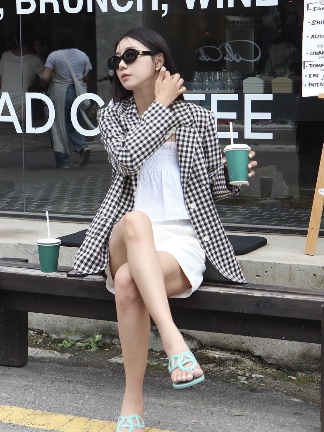 (W) Hermes Egerie Sandal Vert Embrun, (W) Celine Triomphe 01 Sunglasses in Acetate Black 착용 스타일 - 2