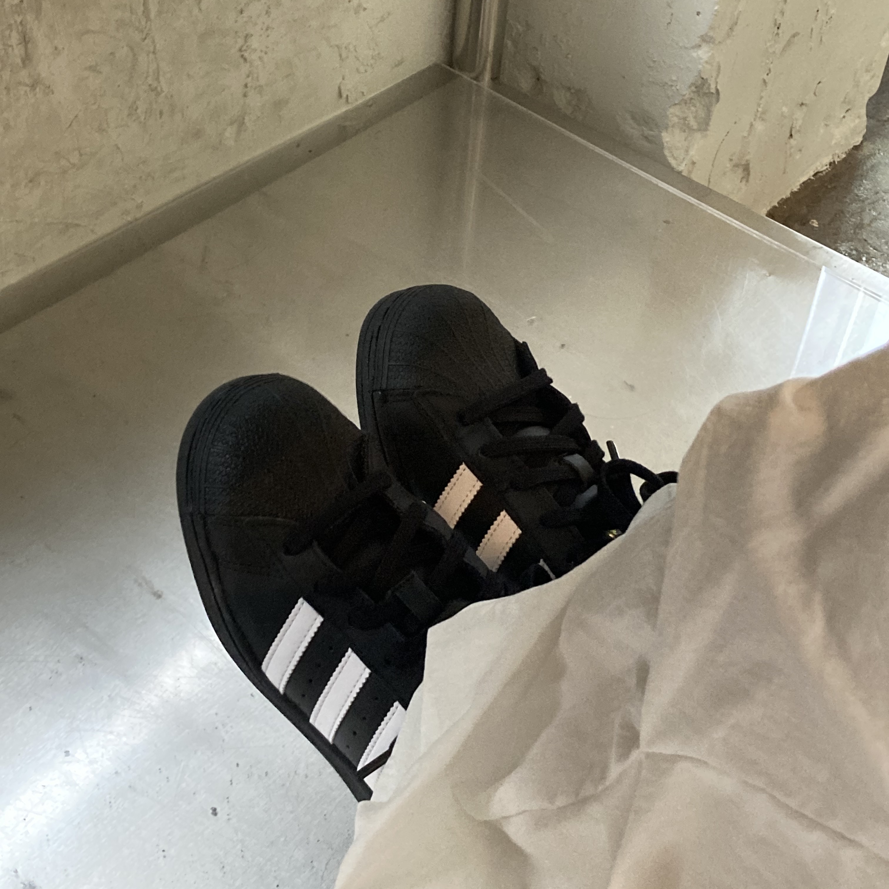 (J) Adidas Superstar Black White 착용 스타일 - 1