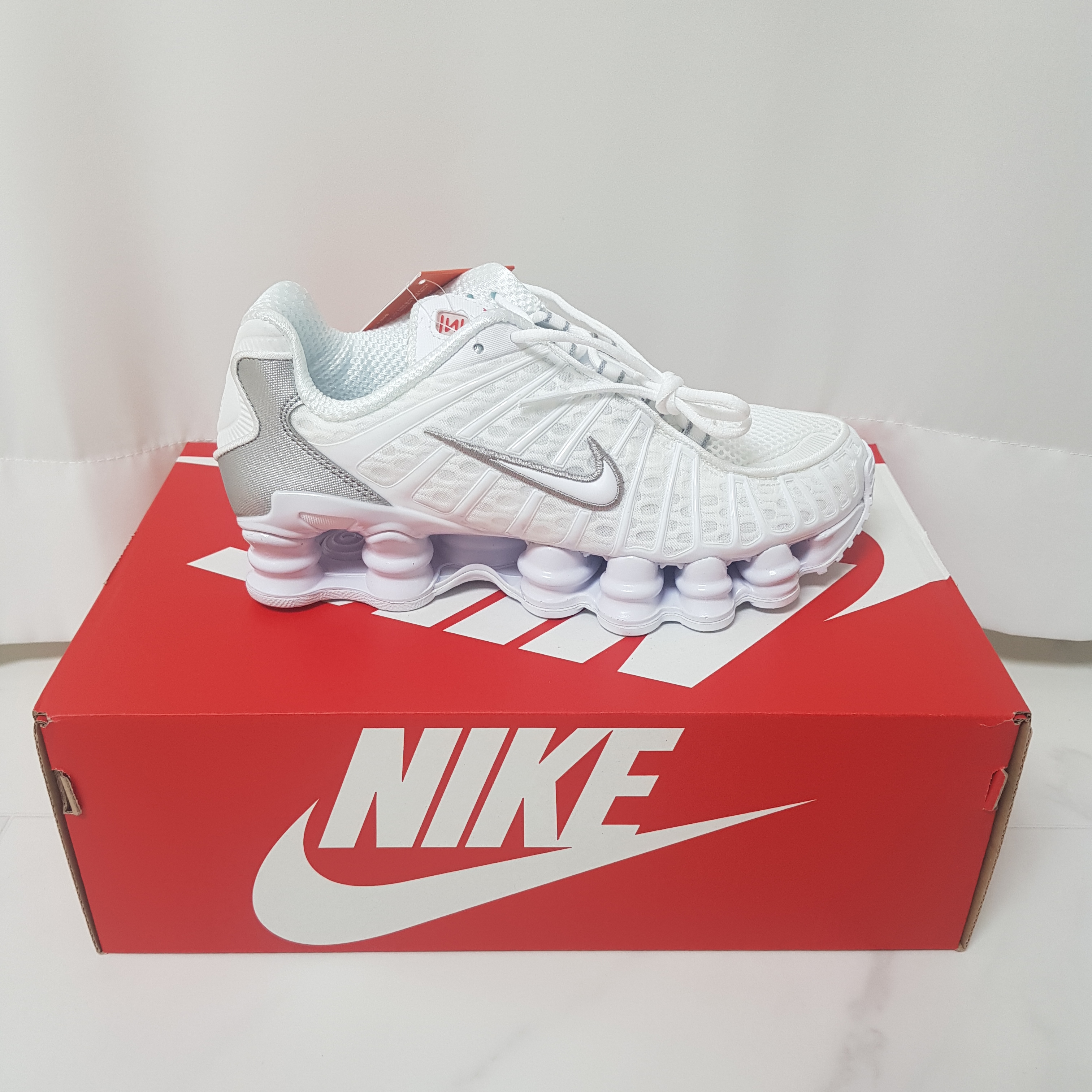 (W) Nike Shox TL White and Max Orange 착용 스타일 - 1