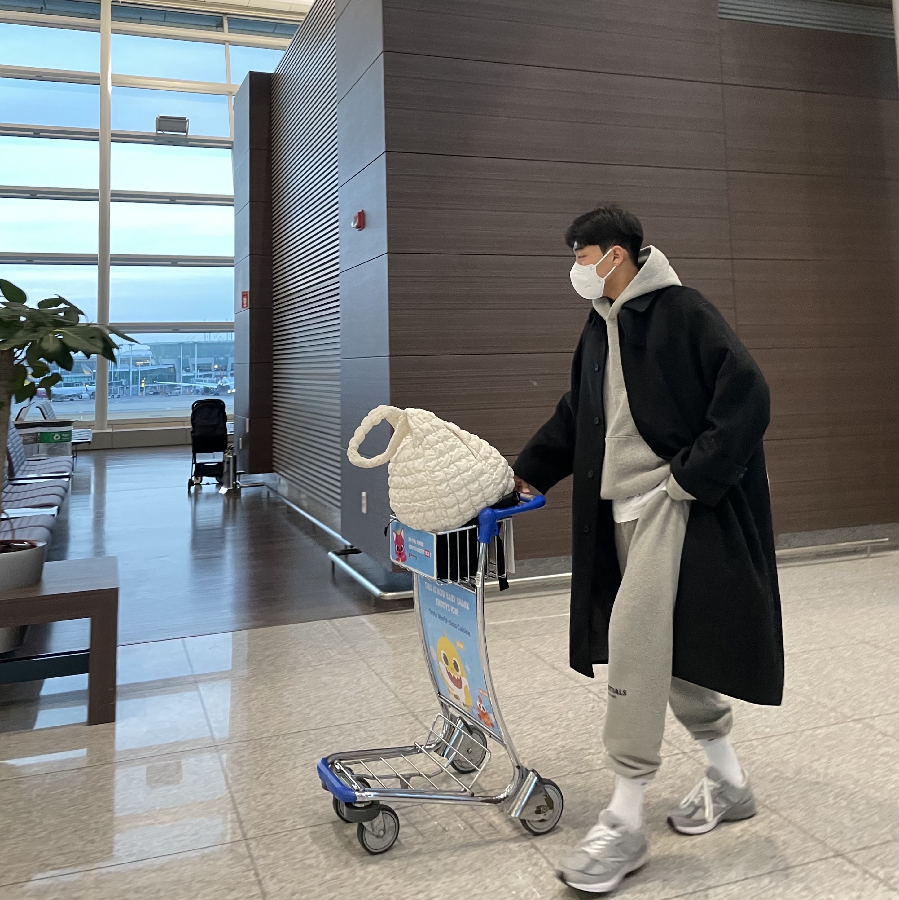 Essentials The Core Collection Hoodie Dark Oatmeal, Essentials The Core Collection Sweatpants Dark Oatmeal 착용 스타일