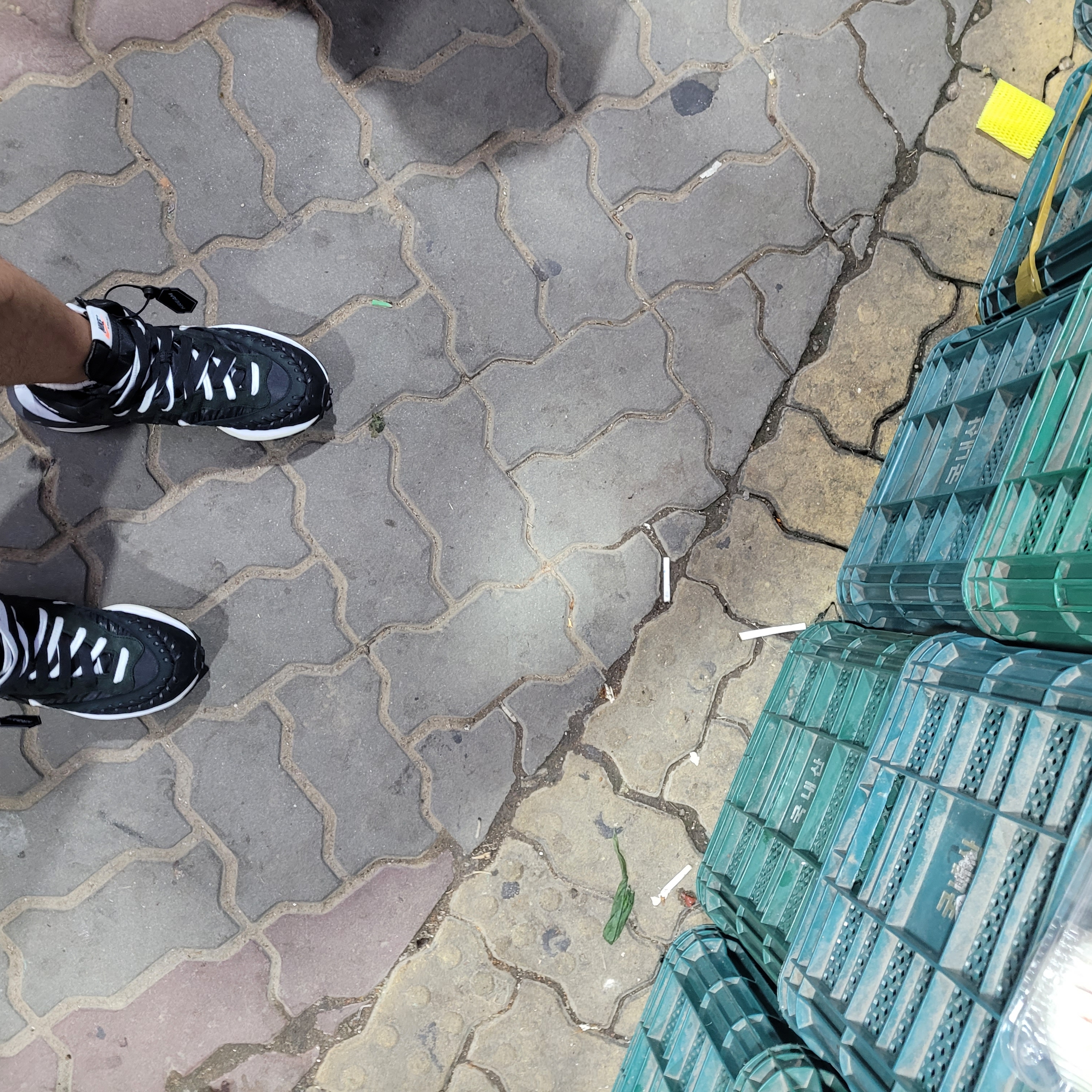Nike x Sacai x Jean Paul Gaultier VaporWaffle Black White 착용 스타일 - 2