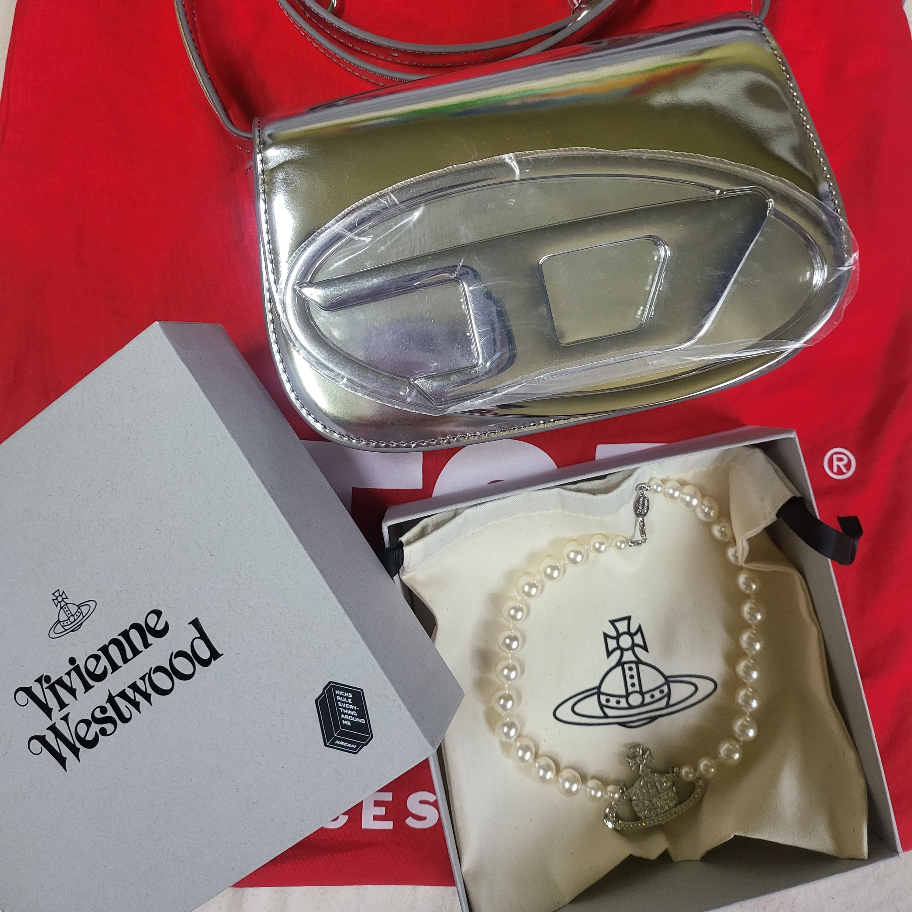 Vivienne Westwood One Row Pearl Bas Relief Choker Silver, Diesel 1DR Shoulder Bag in Mirrored Leather Silver 착용 스타일