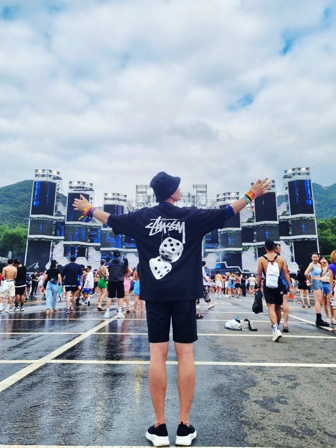 Stussy Fuzzy Dice T-Shirt Black 착용 스타일 - 1