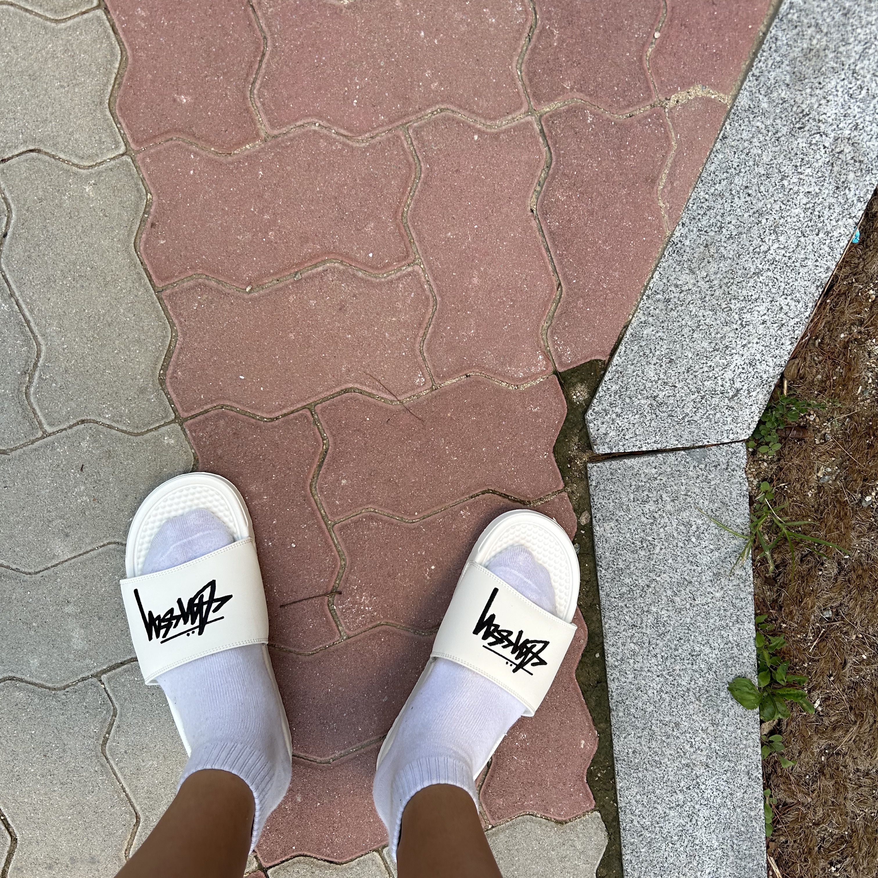 Nike x Stussy Benassi Slide Sail 착용 스타일