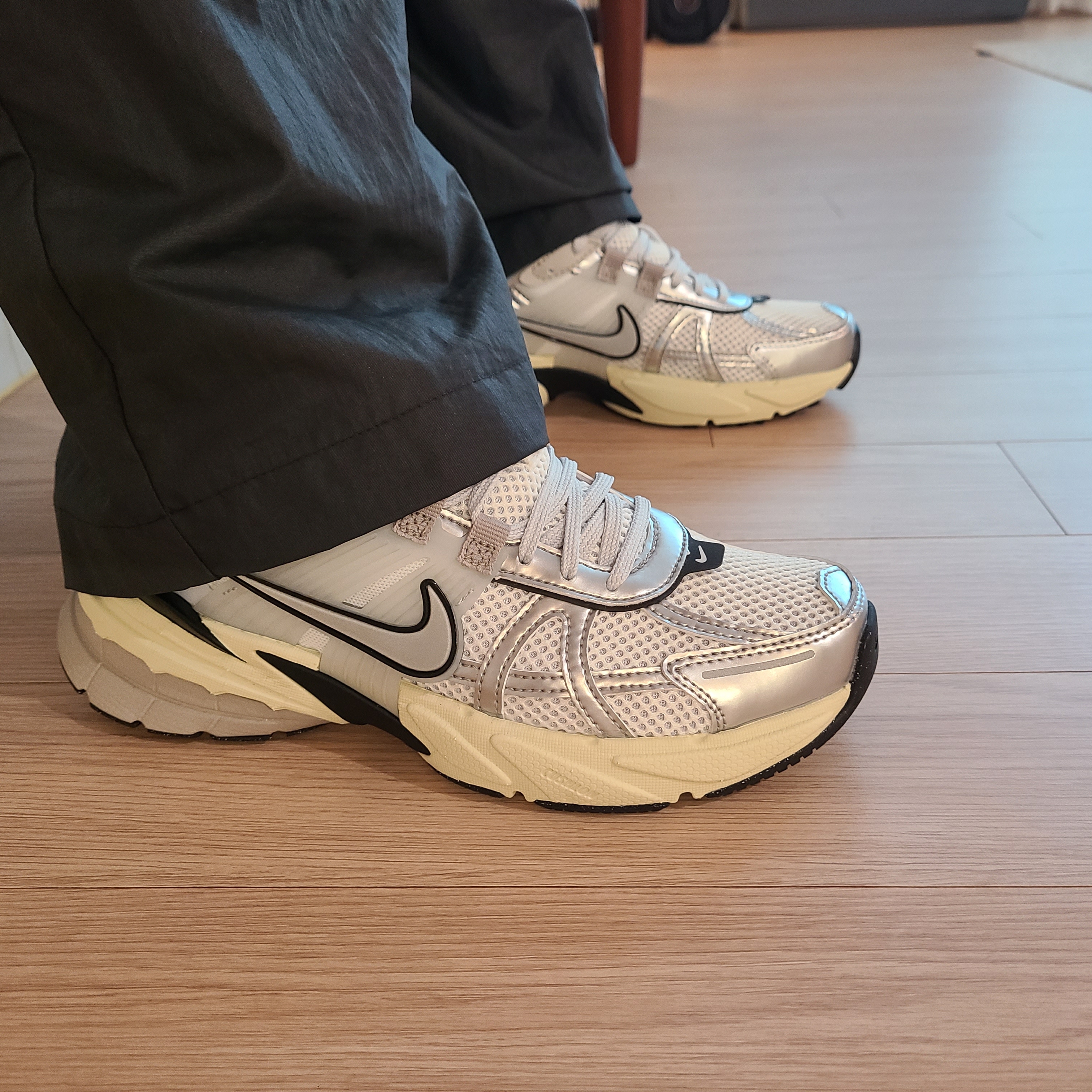 Nike V2K Run Summit White Metallic Silver 착용 스타일 - 3