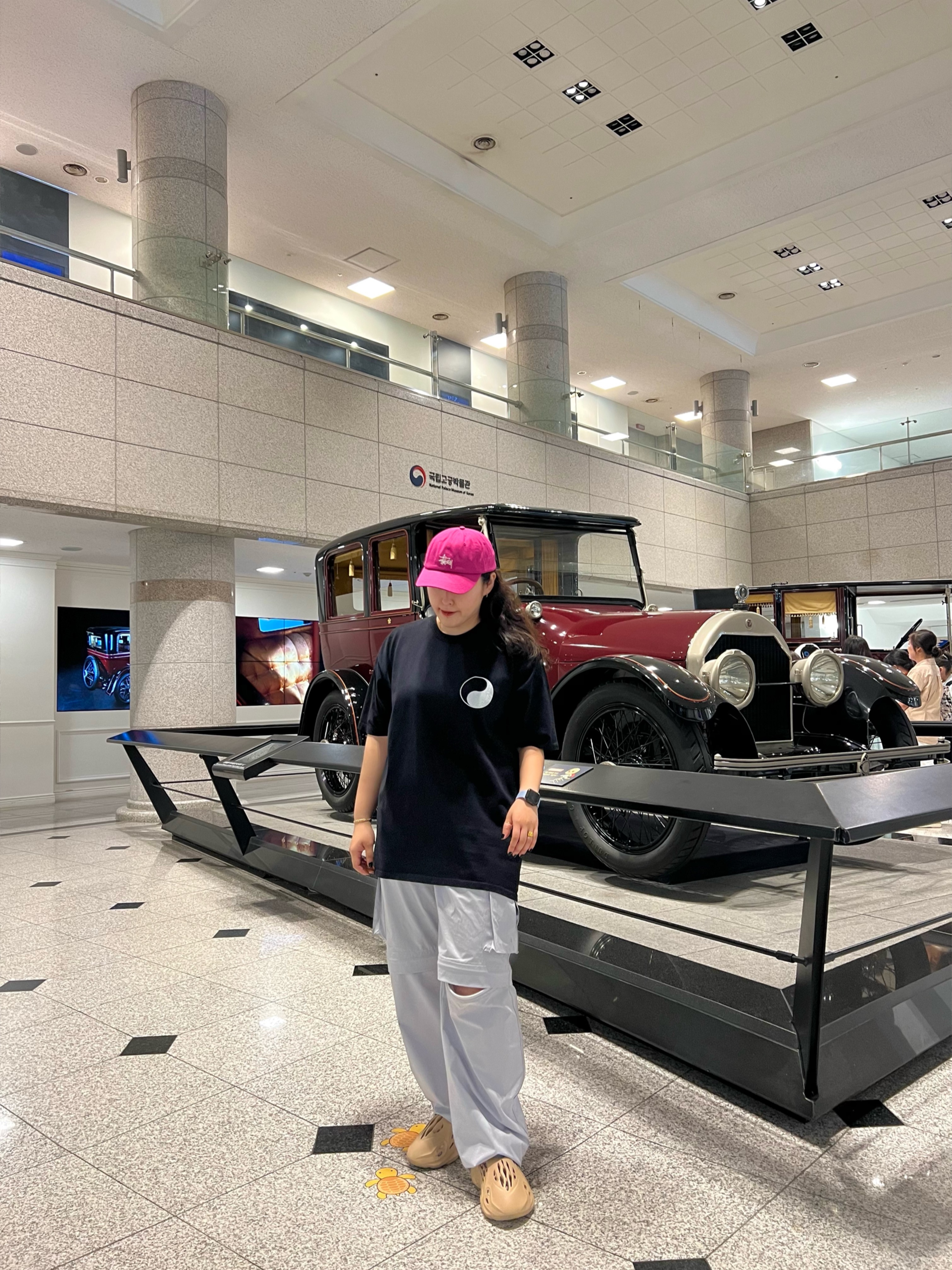 Stussy Basic Stock Low Pro Cap Magenta, Stussy x Our Legacy Work Shop Yin Yang Pigment Dyed T-Shirt Black 착용 스타일