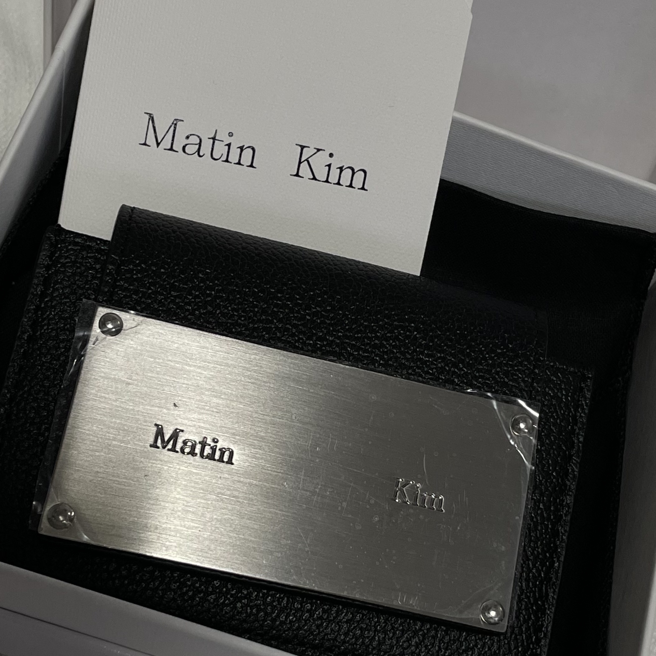 Matin Kim Accordion Wallet Black 착용 스타일