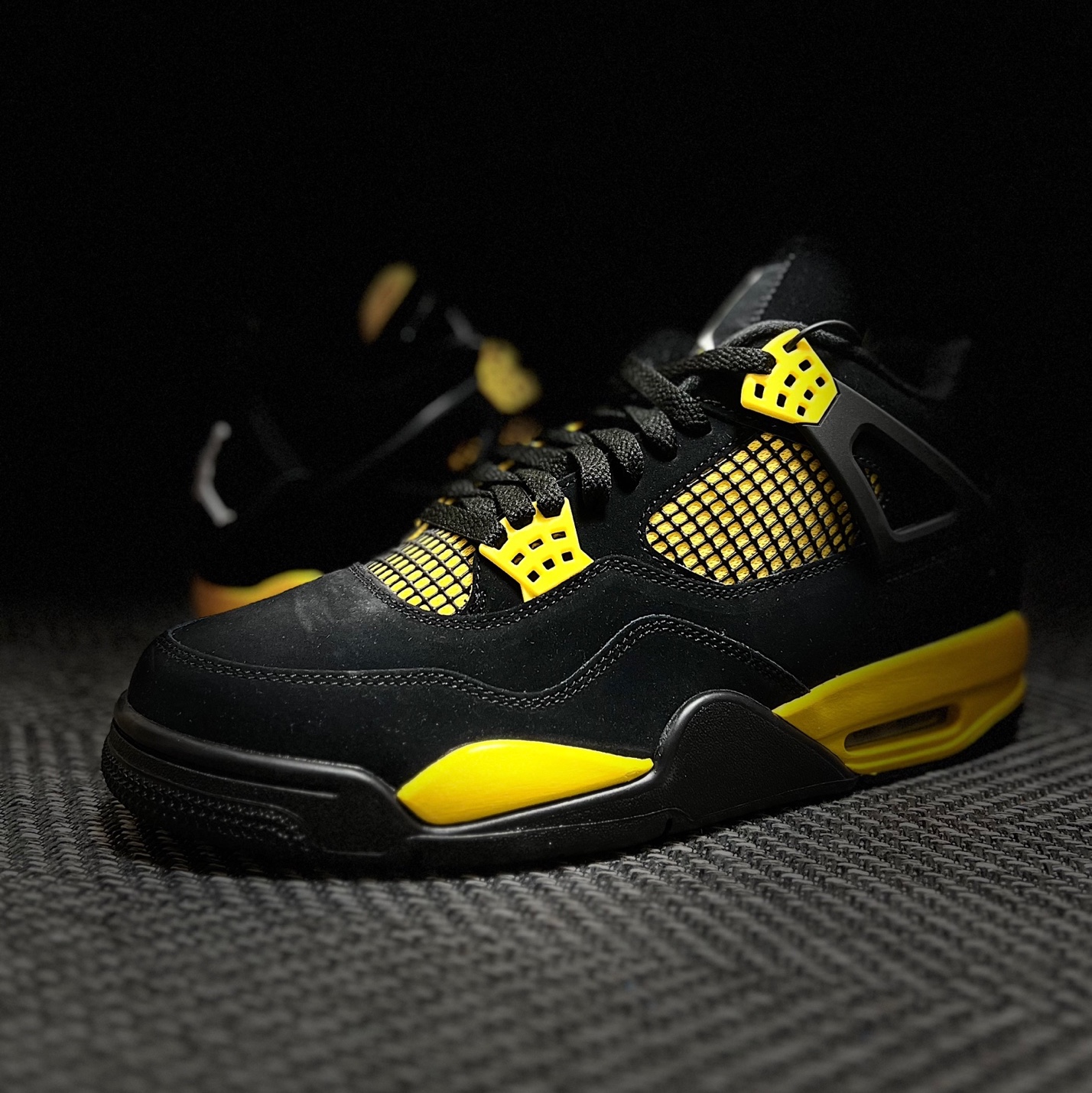 Jordan 4 Retro Thunder 2023 착용 스타일 - 1