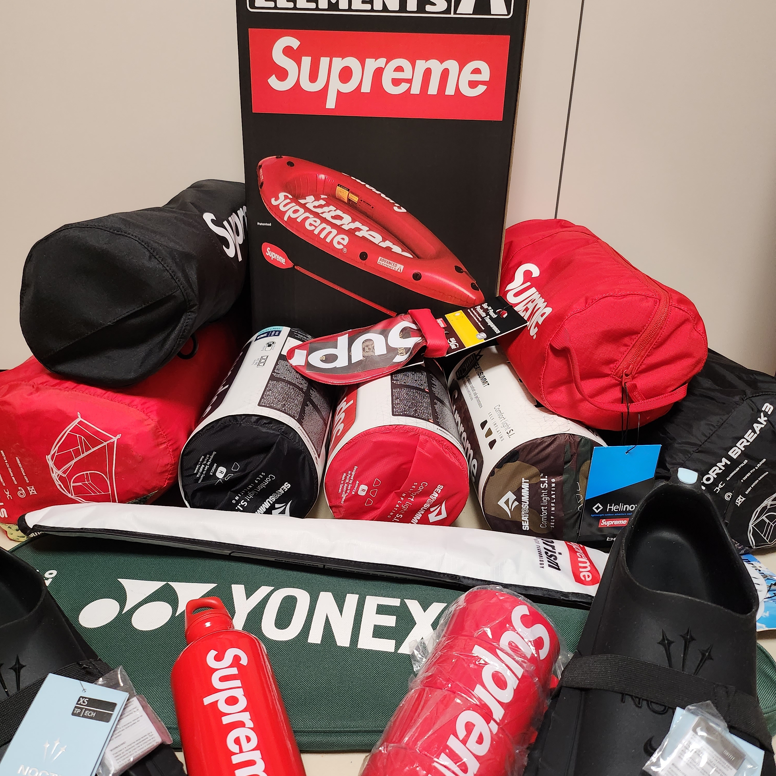 Supreme Prism Zenith 5 Kite Silver - 21SS, Supreme x Sigg Traveller 0.6L Water Bottle Red - 23SS 착용 스타일