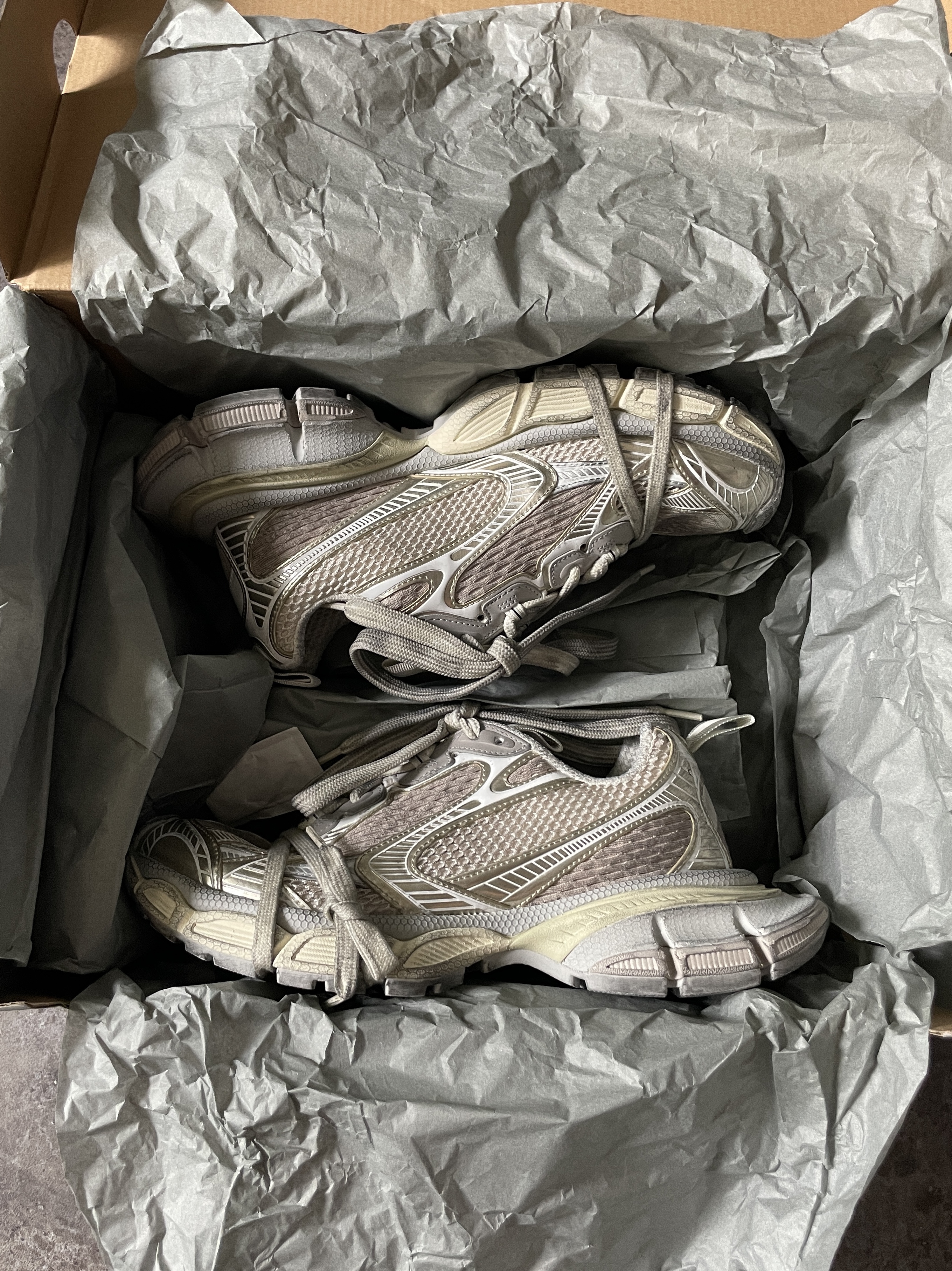 Balenciaga 3XL Sneakers Light Beige 착용 스타일 - 2
