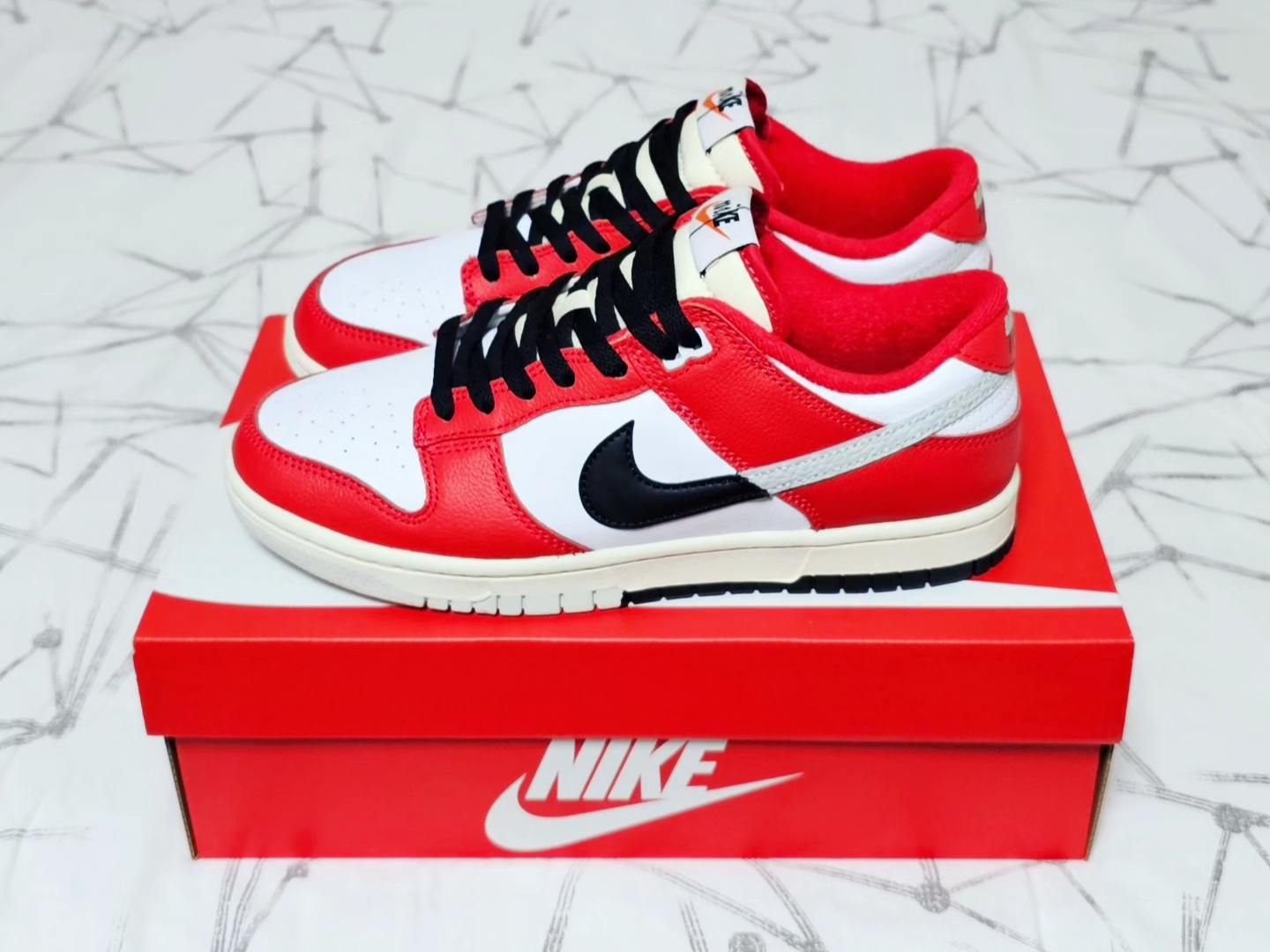 Nike Dunk Low Retro PRM University Red Black 착용 스타일 - 2