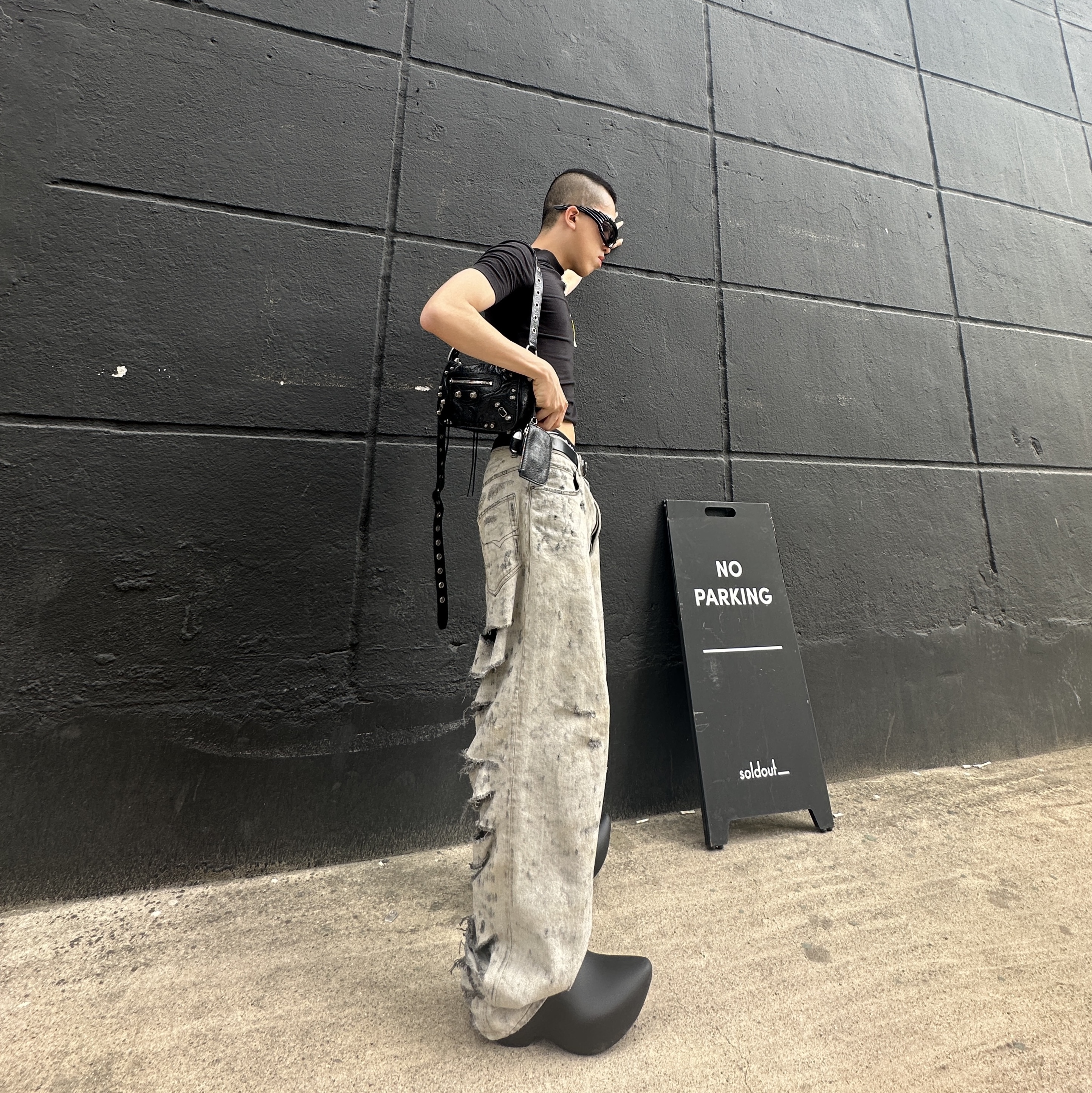 Balenciaga Sticky Note T-Shirt Oversized Black Faded, Balenciaga Super Destroyed Japanese Denim Baggy Pants Black 착용 스타일 - 2