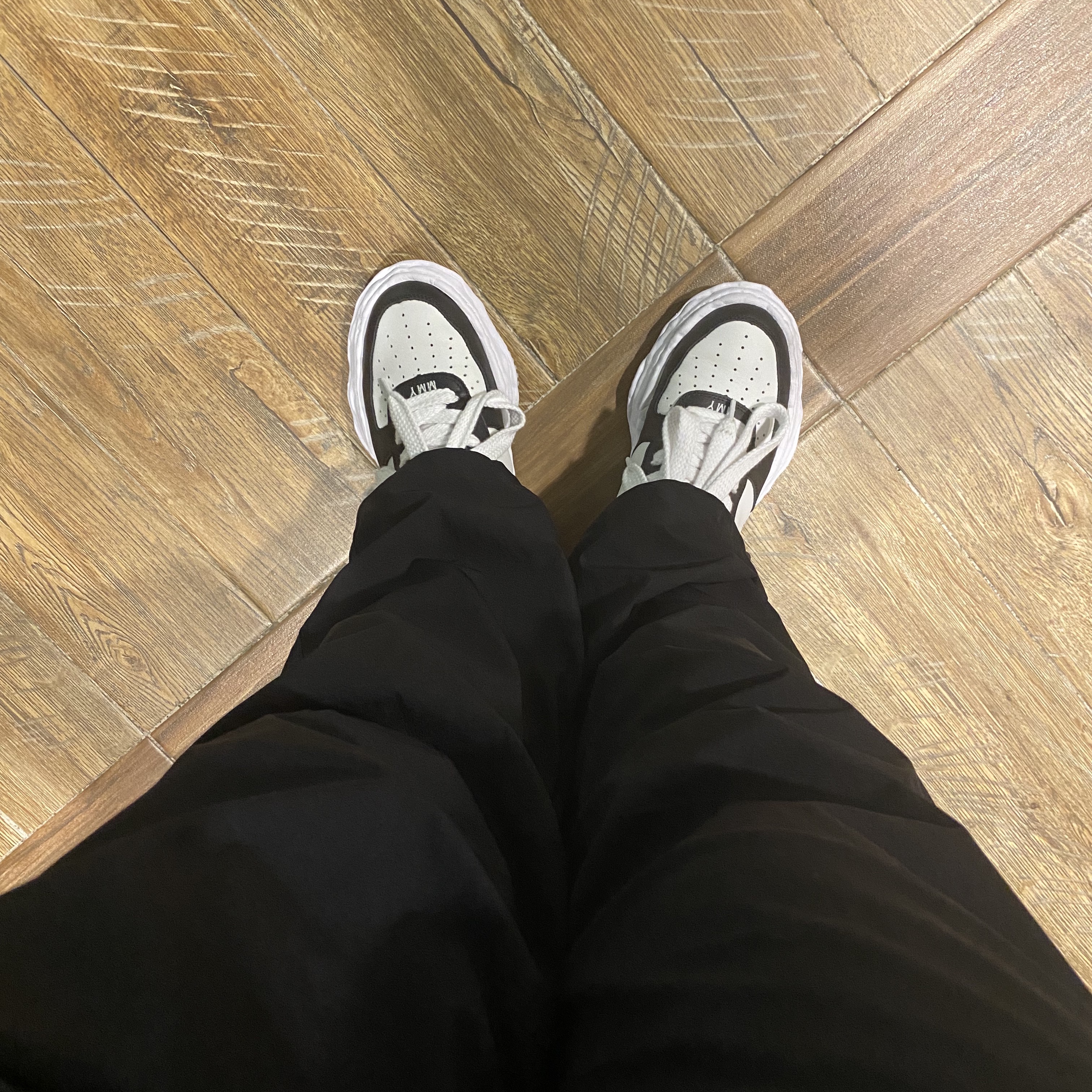 Maison Mihara Yasuhiro Wayne OG Sole Leather Low-top Sneakers Black White 착용 스타일