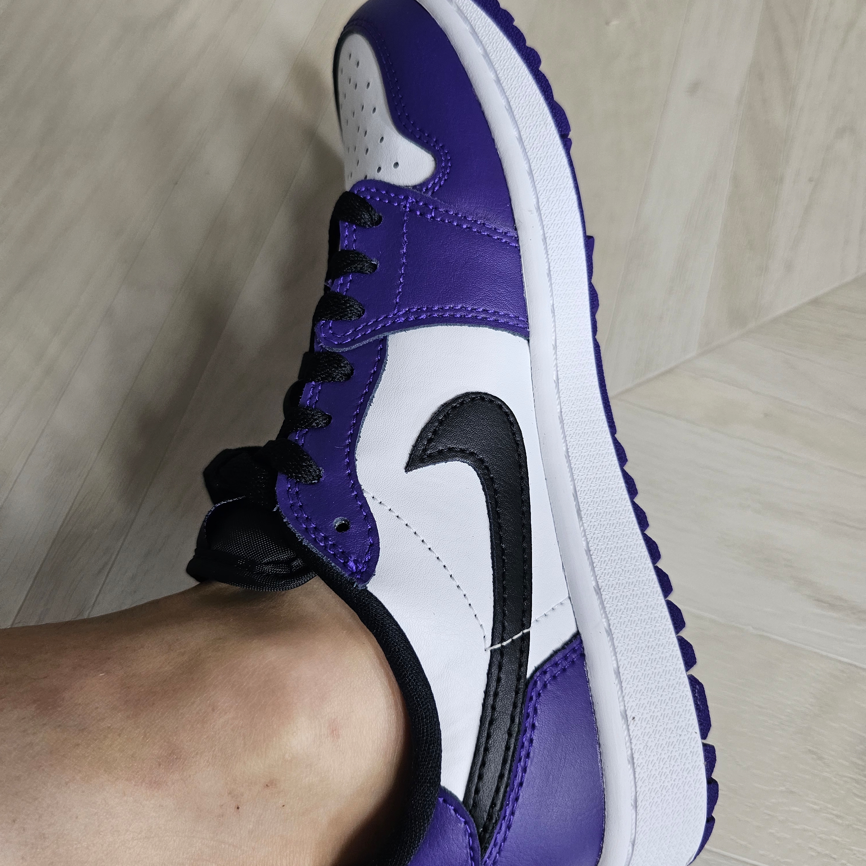 Jordan 1 Low Golf Court Purple 착용 스타일 - 1