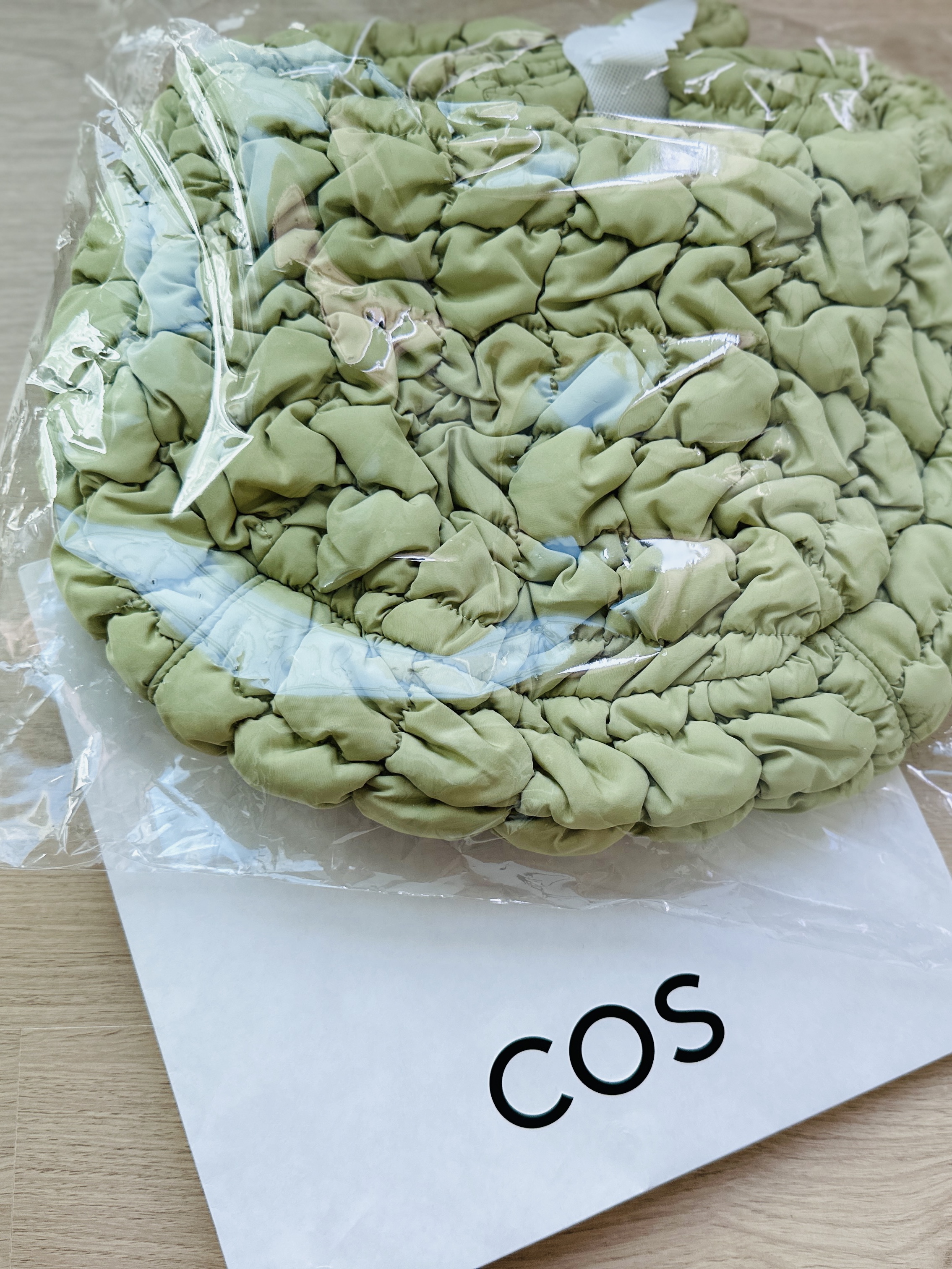 COS Quilted Mini Bag Light Green 착용 스타일