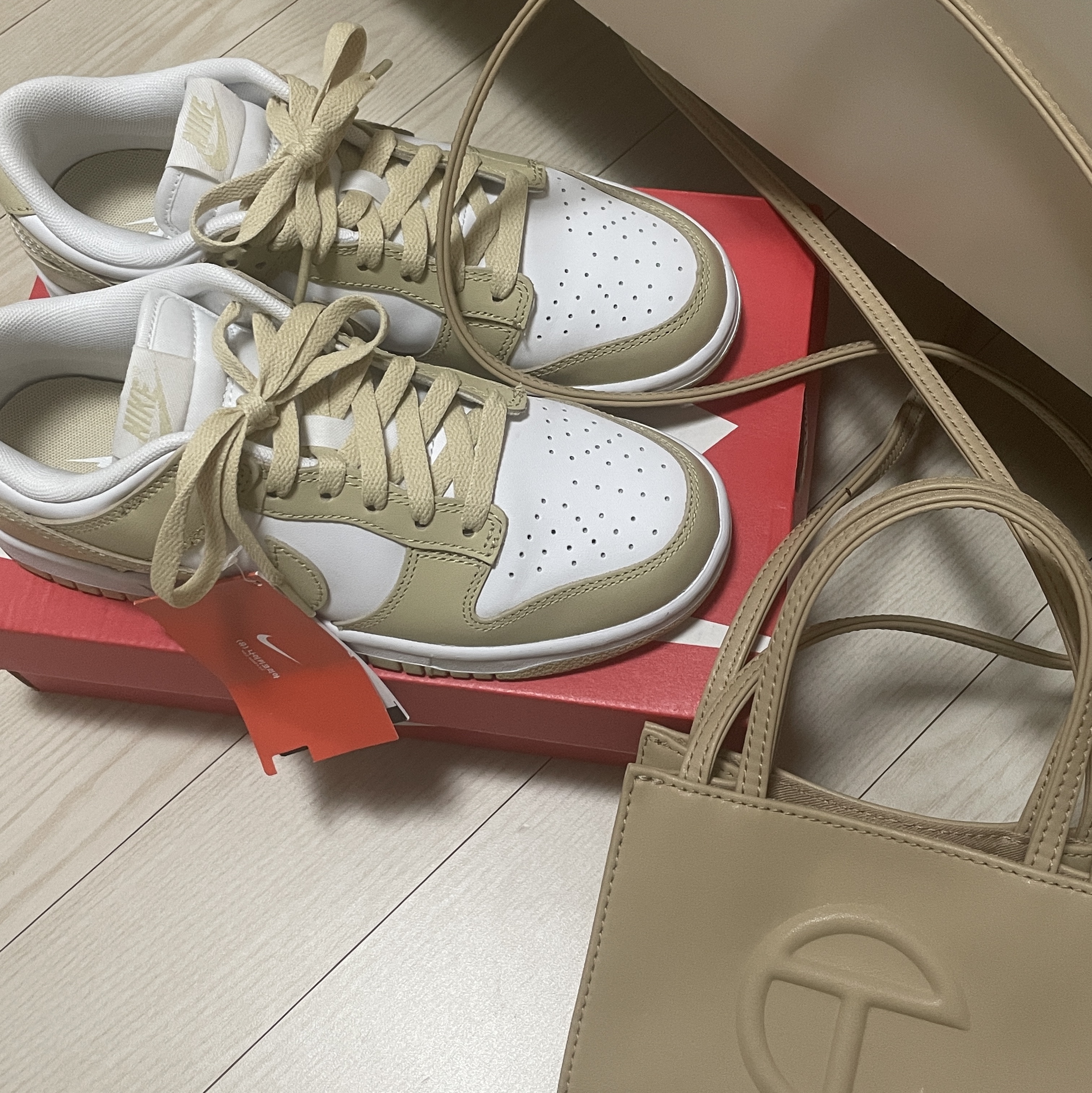 Nike Dunk Low Team Gold and White, Telfar Small Shopping Bag Cream 착용 스타일